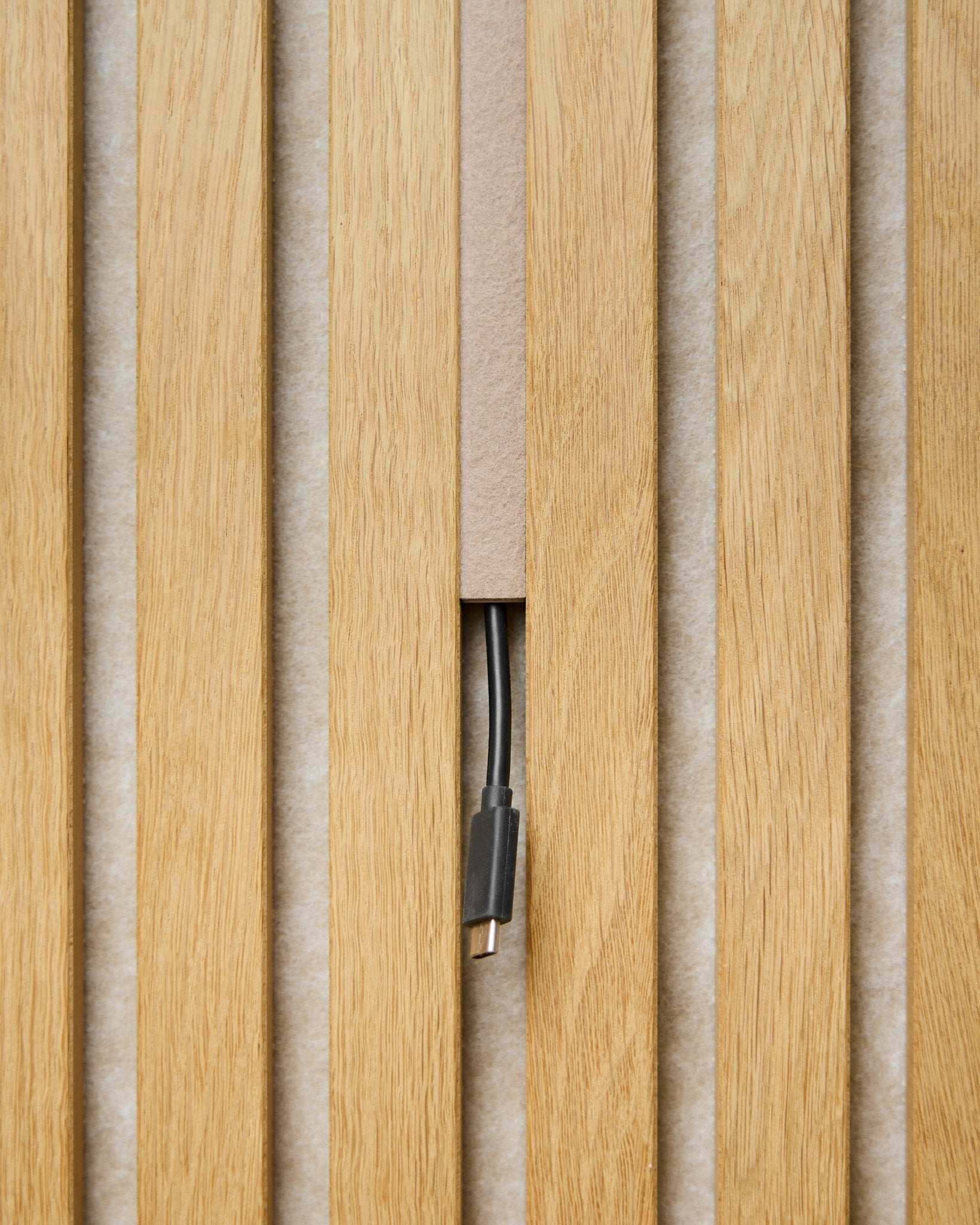 Le cache-câble Pop-on Dupps (beige, lot de 3) de WoodUpp dissimule les câbles entre les lattes Panneau acoustique, en ne laissant visible que le connecteur pour une finition épurée.