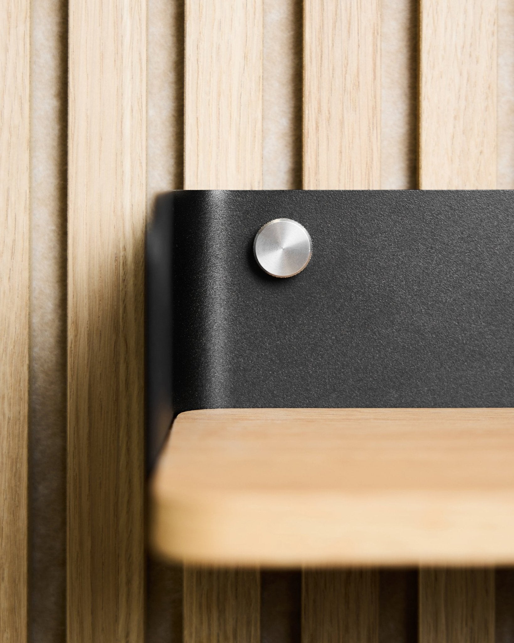 Gros plan sur une étagère en bois clair avec support métallique black, montée avec des vis moletées WoodUpp (M5x10 mm, acier inoxydable steel), associée à Nordic Panneau acoustique.