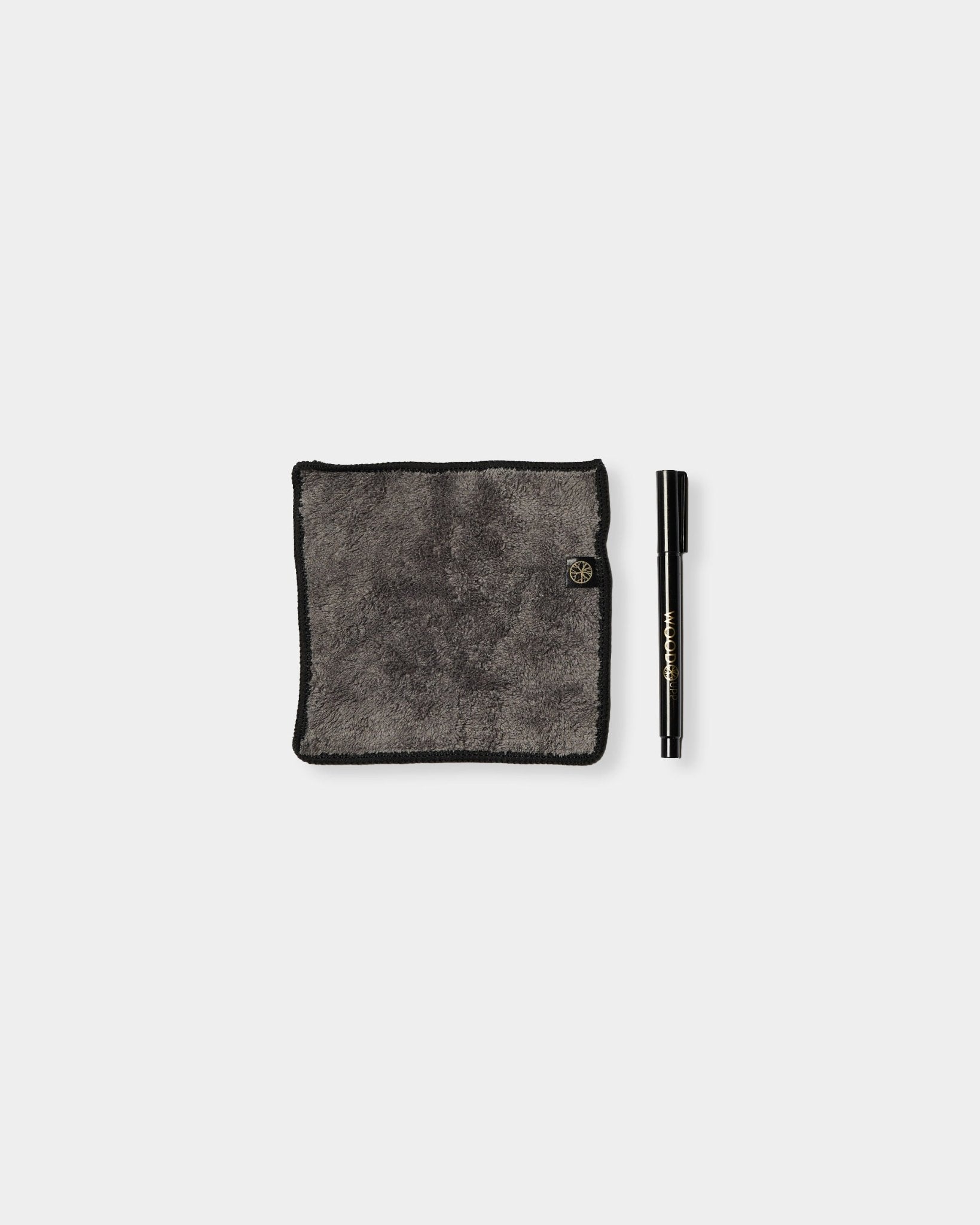 Le set Blackboard Norr de WoodUpp comprend un chiffon en microfibre gris aux bords black et un marqueur à encre craie, conçu pour être utilisé sur des panneaux acoustiques magnétiques.
