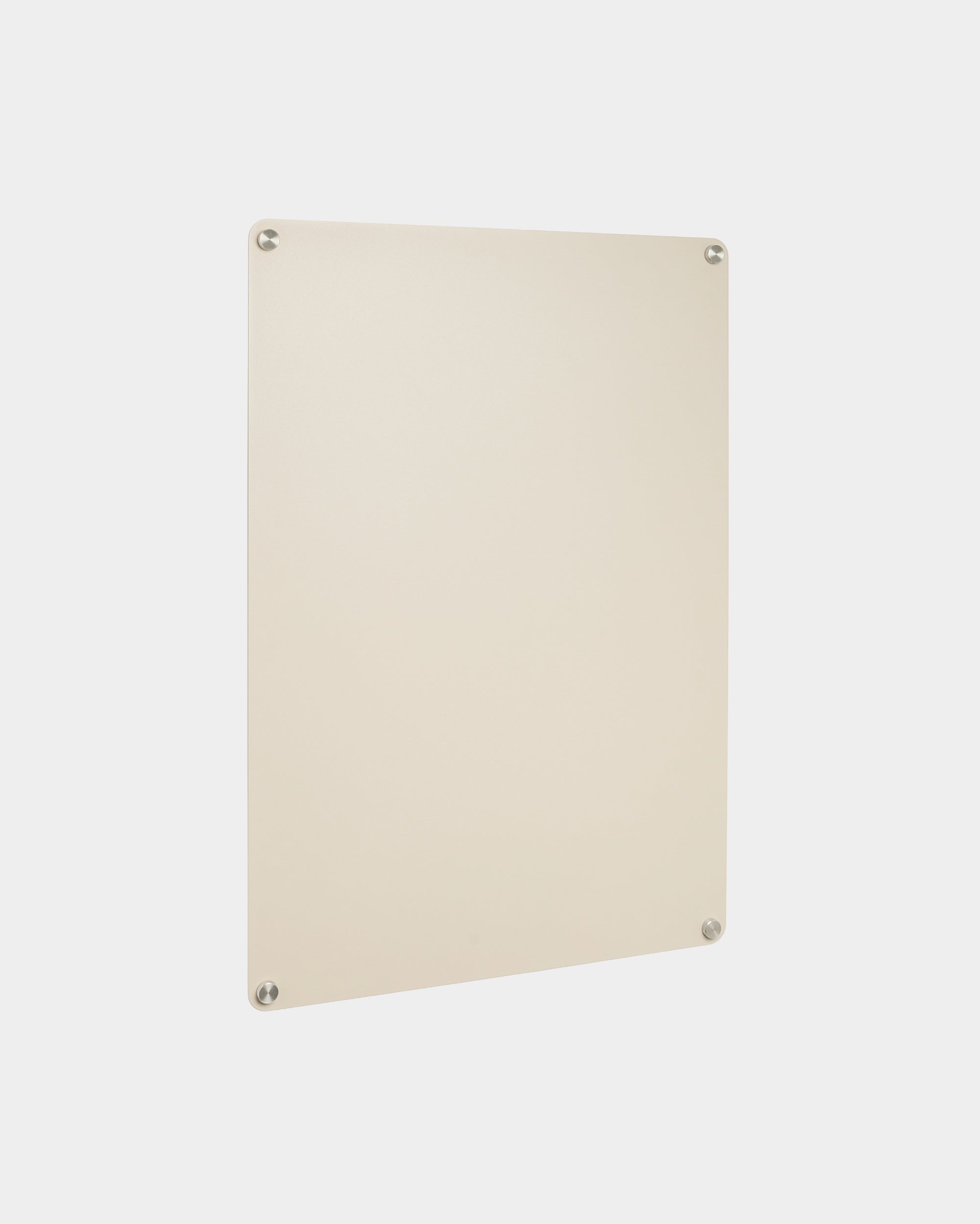 Le tableau magnétique Norr large beige de WoodUpp, de forme rectangulaire avec quatre vis d’angle visibles, est présenté sur un fond blanc uni.