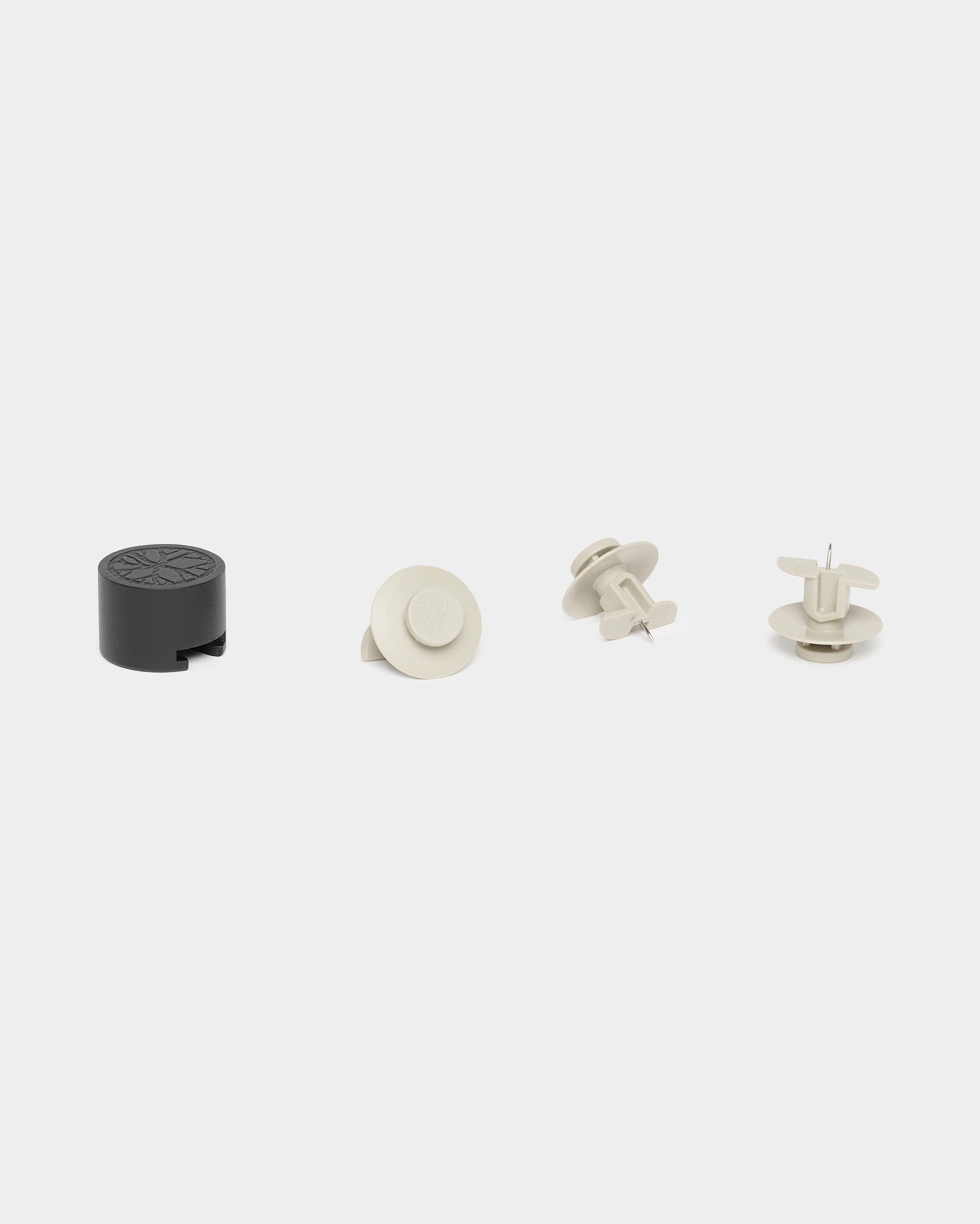 Kit déclairage WoodUpp Dupps comprenant 3 fixations beiges et 1 outil, conçu pour les panneaux acoustiques Akupanel, présenté sur fond blanc.