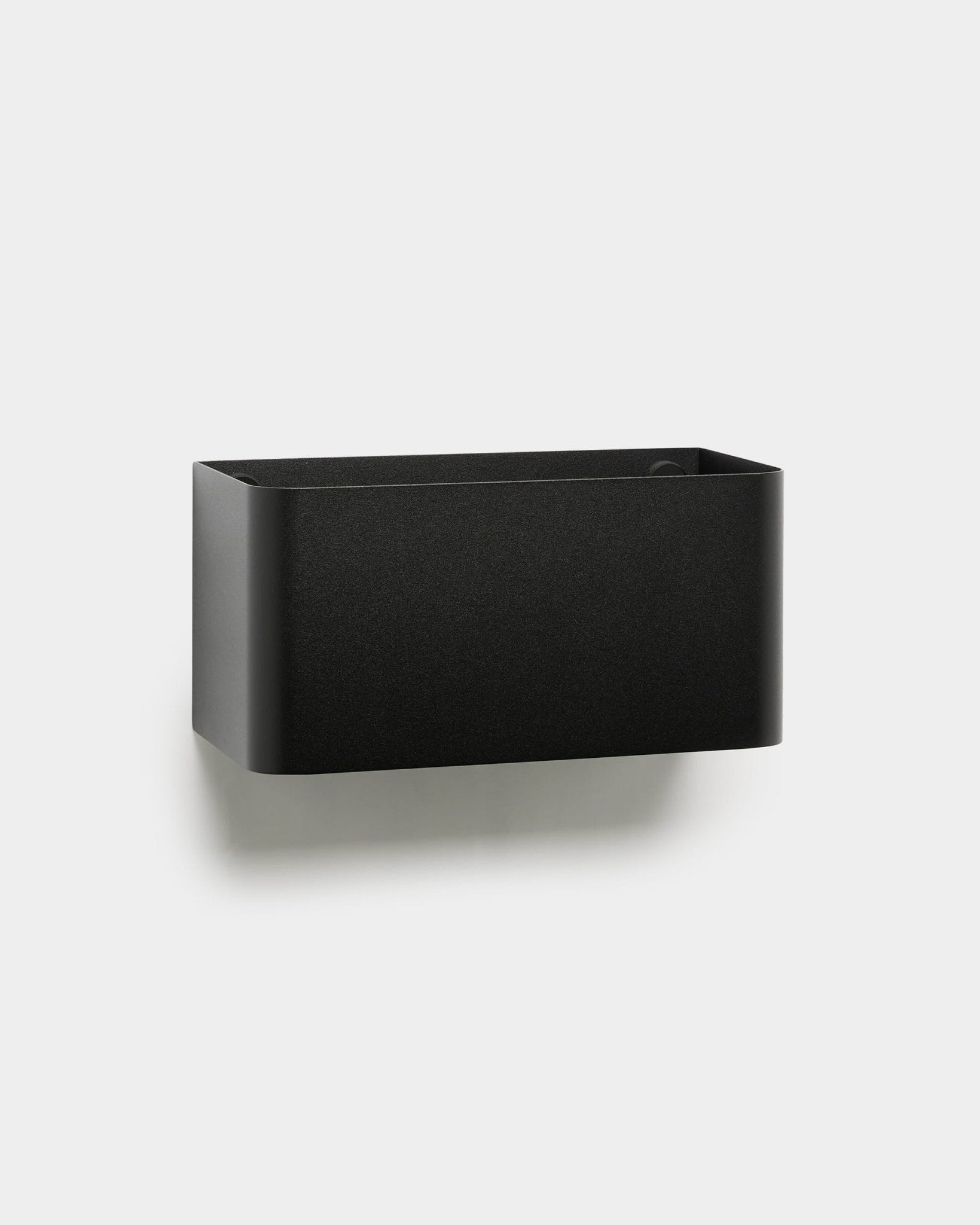 Bac à plantes WoodUpp Norr (23,9 cm, black) aux bords arrondis, conçu pour être monté sur un Panneau acoustique, présenté sur un fond gris clair uni.