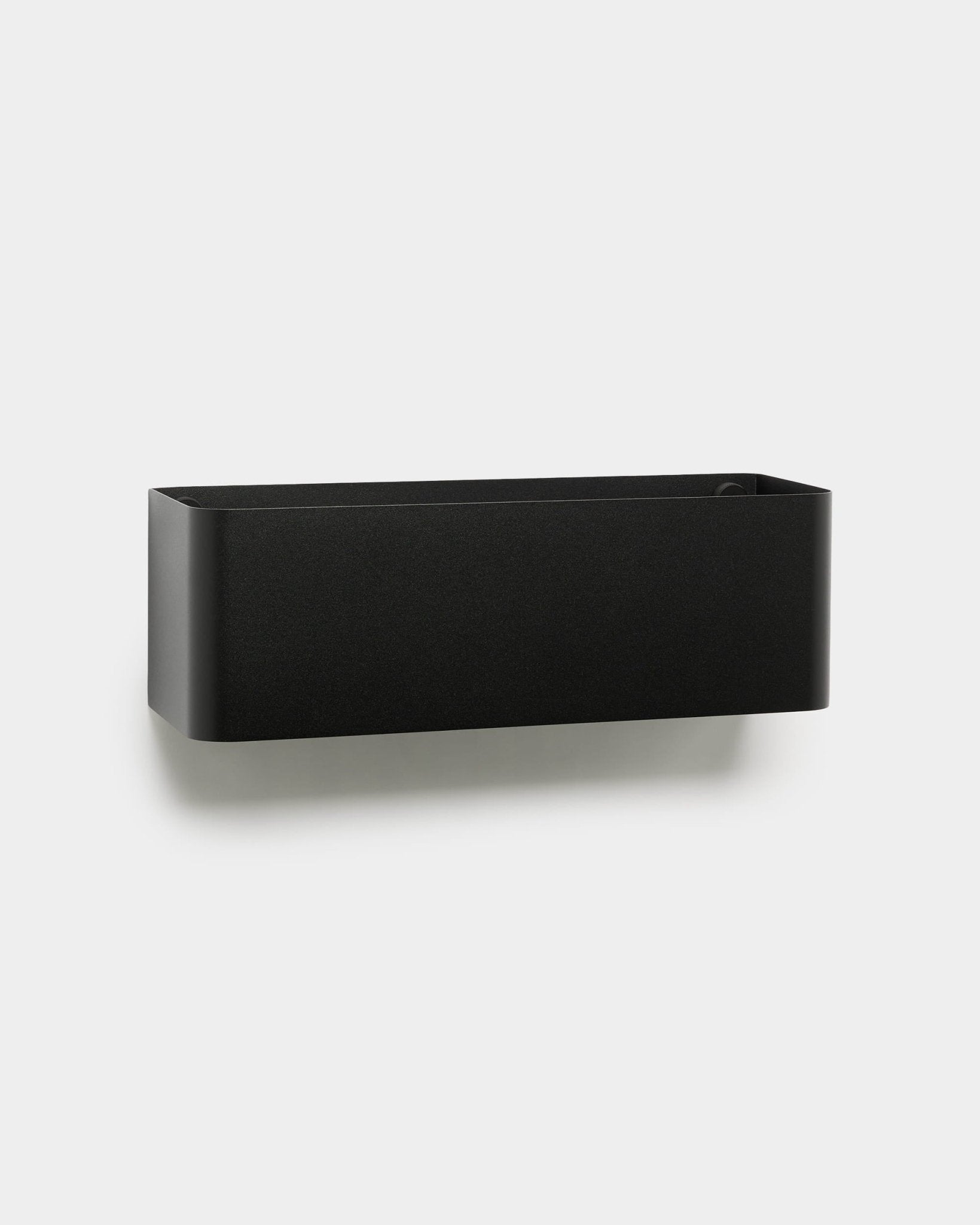 Le Norr | Plant Box de WoodUpp est une black murale aux bords arrondis, conçue pour s’intégrer naturellement aux intérieurs nordiques et aux panneaux acoustiques en bois.