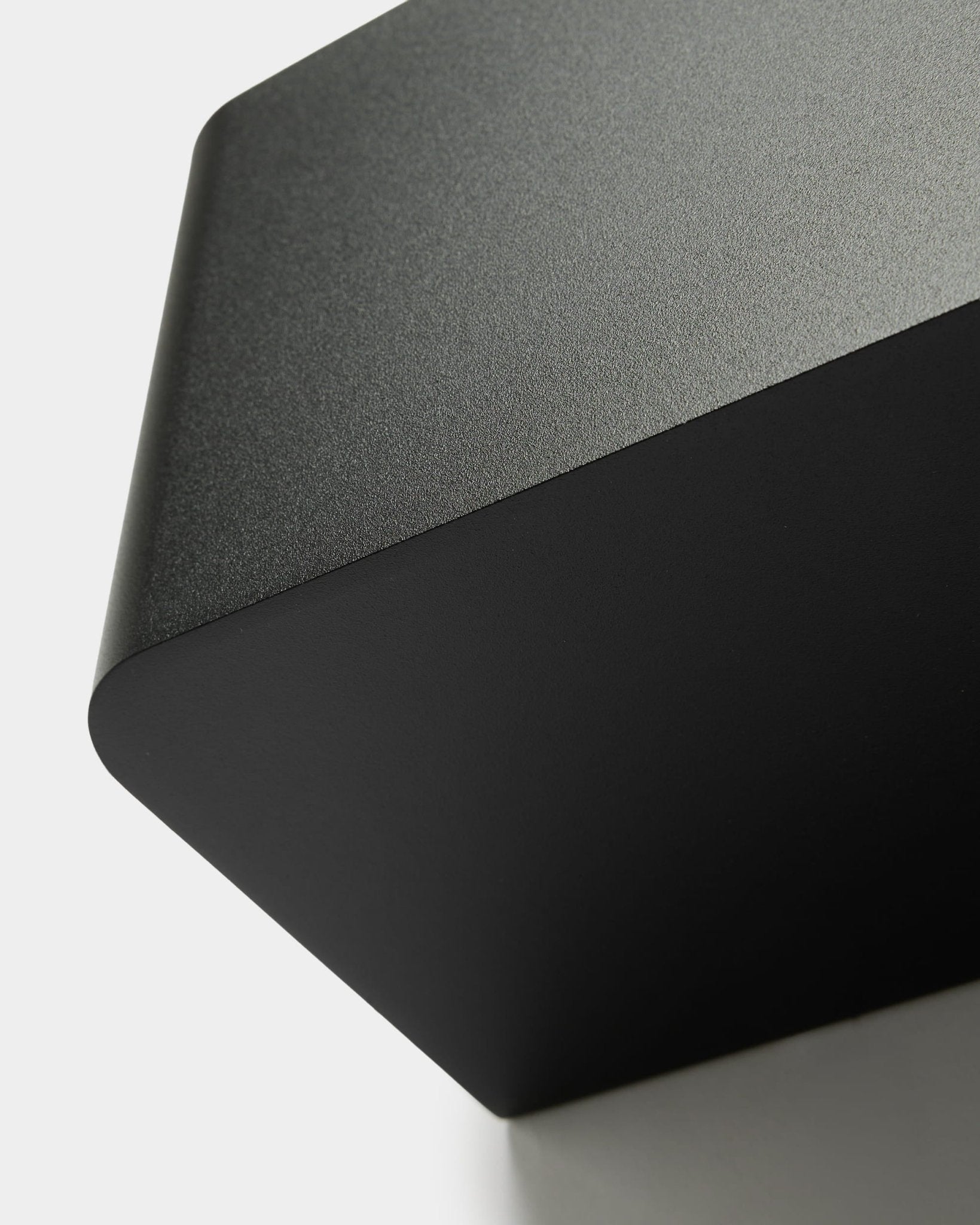 Plant Box WoodUpp Norr (35.9 cm) en black au design nordique minimaliste, avec des bords lisses et arrondis, conçu comme accessoire pour les collections Akupanel.