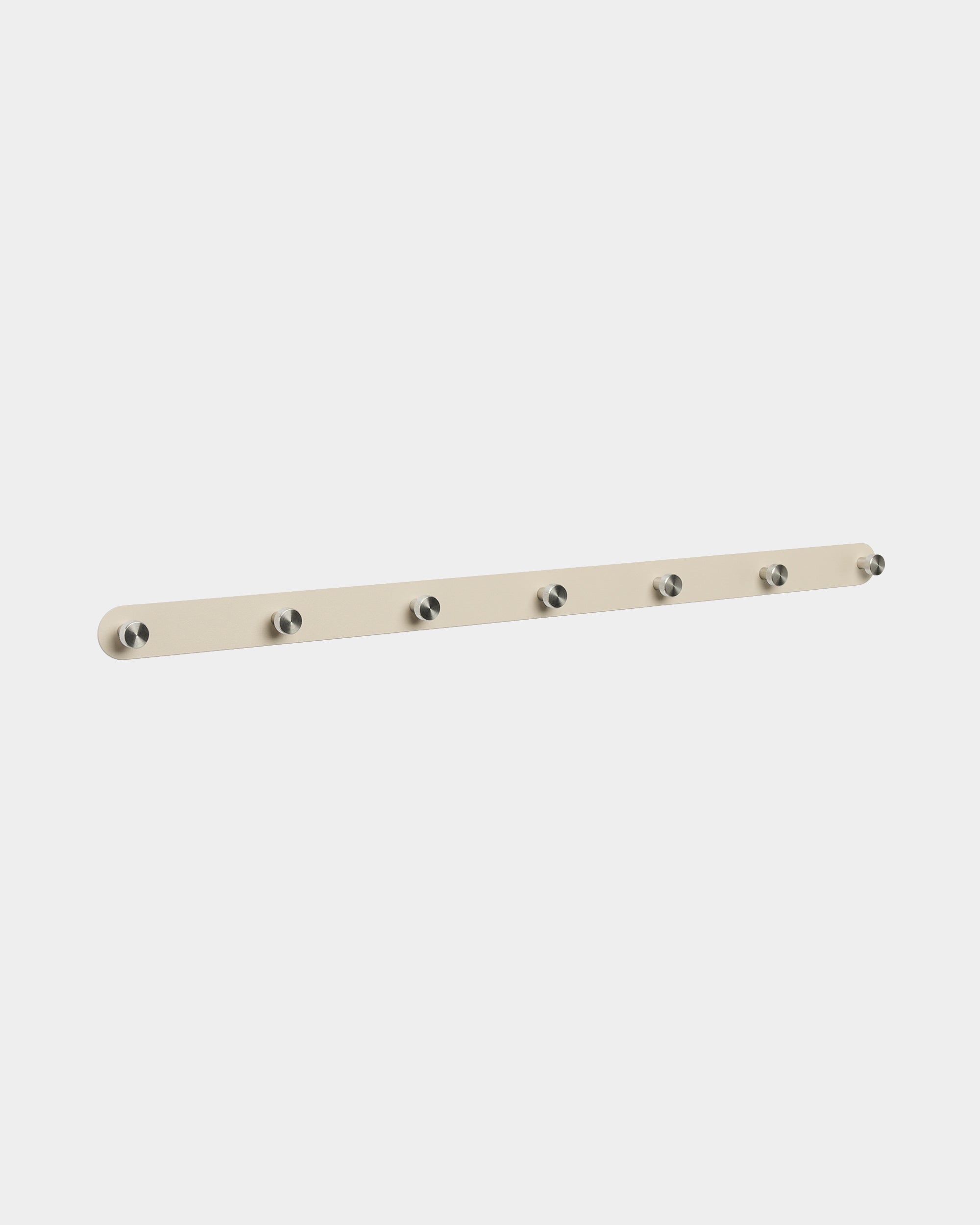 Porte-manteau mural WoodUpp Norr en beige et acier inoxydable steel avec 7 crochets, conçu pour une organisation murale dans l’entrée ; style nordique minimaliste.
