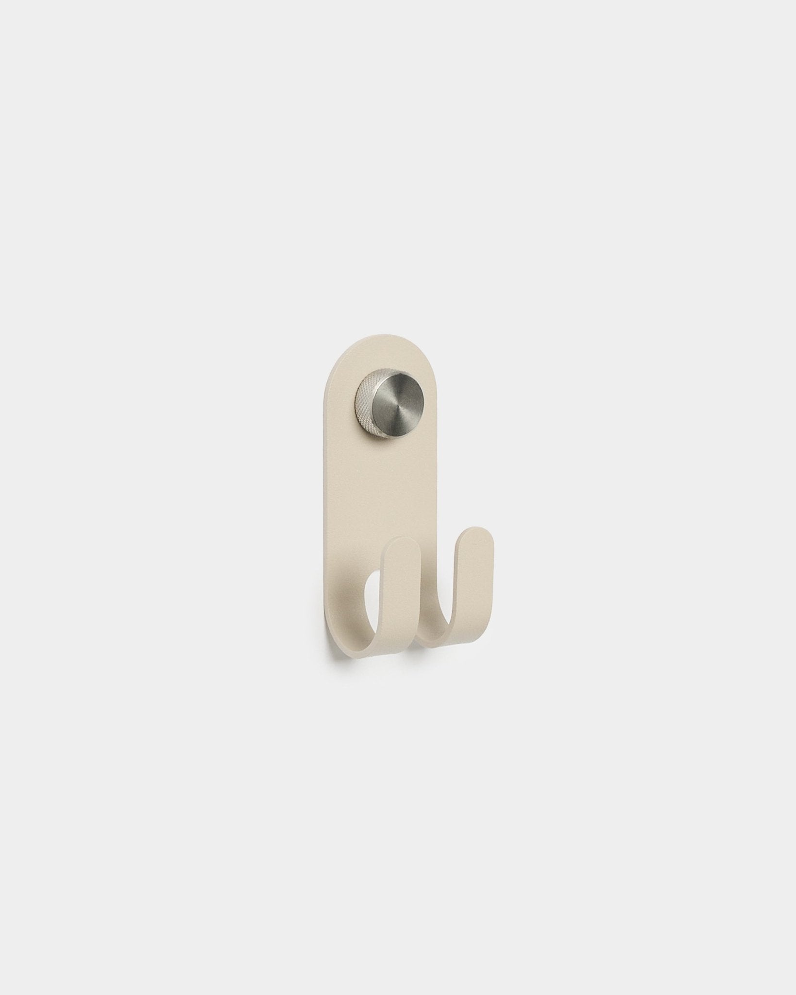 WoodUpp Norr Double Hanger en beige avec deux crochets en métal et un bouton rond argenté, design nordique minimaliste, présenté sur un fond blanc uni.
