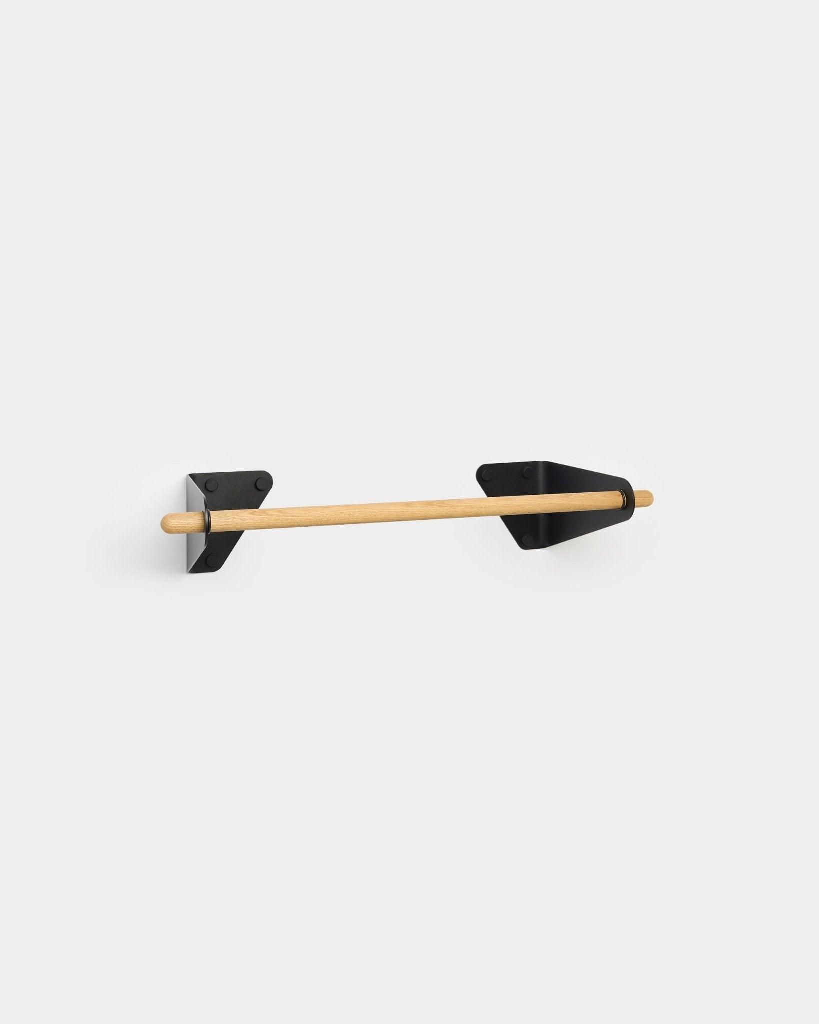 Porte-papier toilette WoodUpp avec tige minimaliste en bois et supports triangulaires black, conçu pour s’accorder avec le porte-manteau Linn pour accessoires Akupanel.