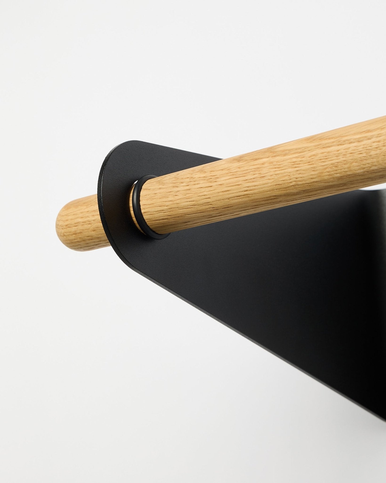 Gros plan sur le porte-manteau WoodUpp Linn en black (75,9 cm), monté sur un support métallique black, présenté sur fond blanc uni.