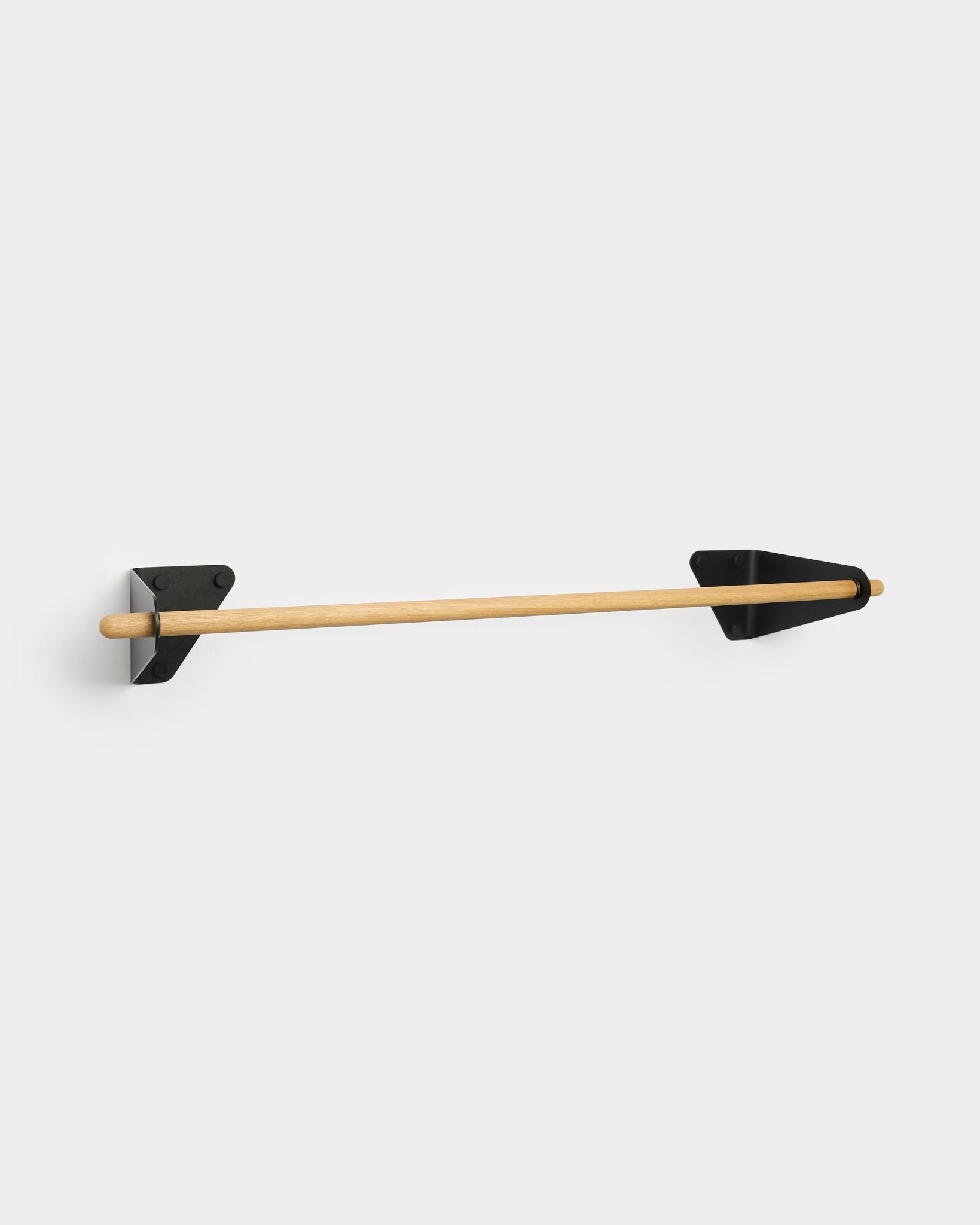 Patère murale minimaliste en chêne de 115,9 cm avec supports métalliques black par WoodUpp, présentée sur fond blanc.