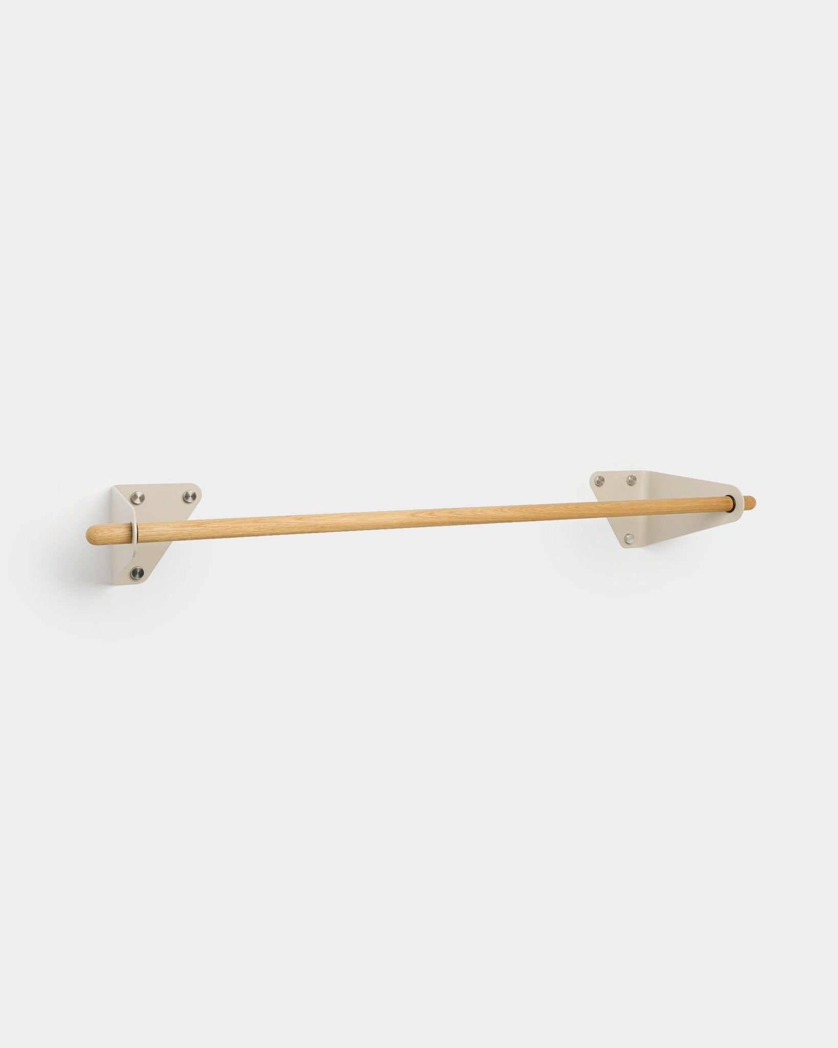 Portemanteau minimaliste WoodUpp Linn en beige, 115,9 cm, avec tringle en chêne massif et supports en métal blanc, présenté sur fond uni.