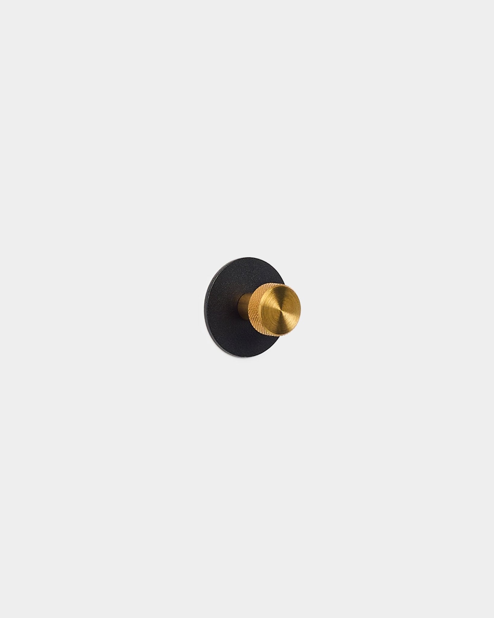 Patère ton or montée sur une base ronde black Akupanel Panneau acoustique, réalisée en steel thermolaqué par WoodUpp.