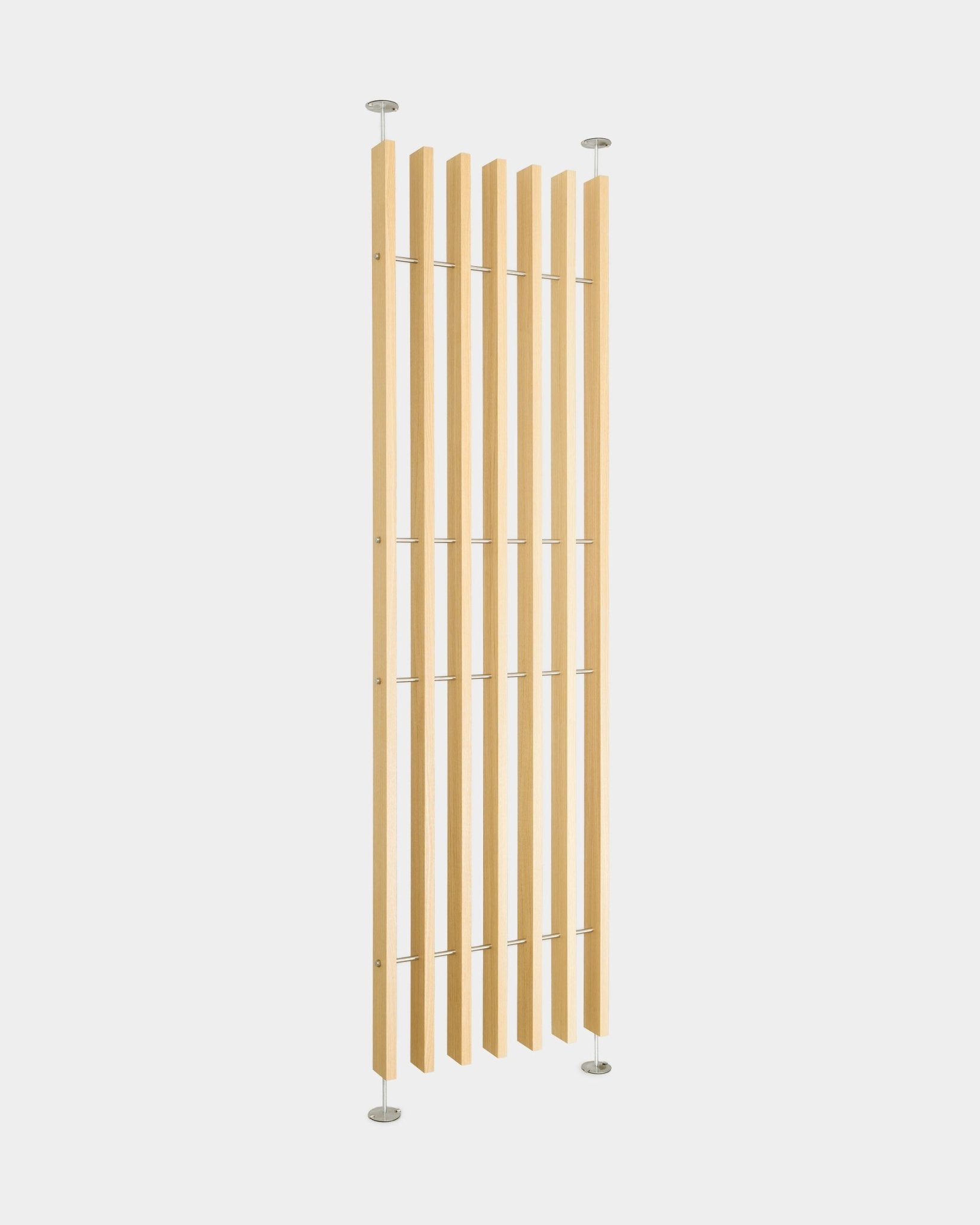 Le séparateur de pièce WoodUpp EMBRACE BM1, 236-252 cm, est composé de lattes vertical natural oak avec tiges métalliques et bases rondes ; il s’installe du sol au plafond sans perçage.
