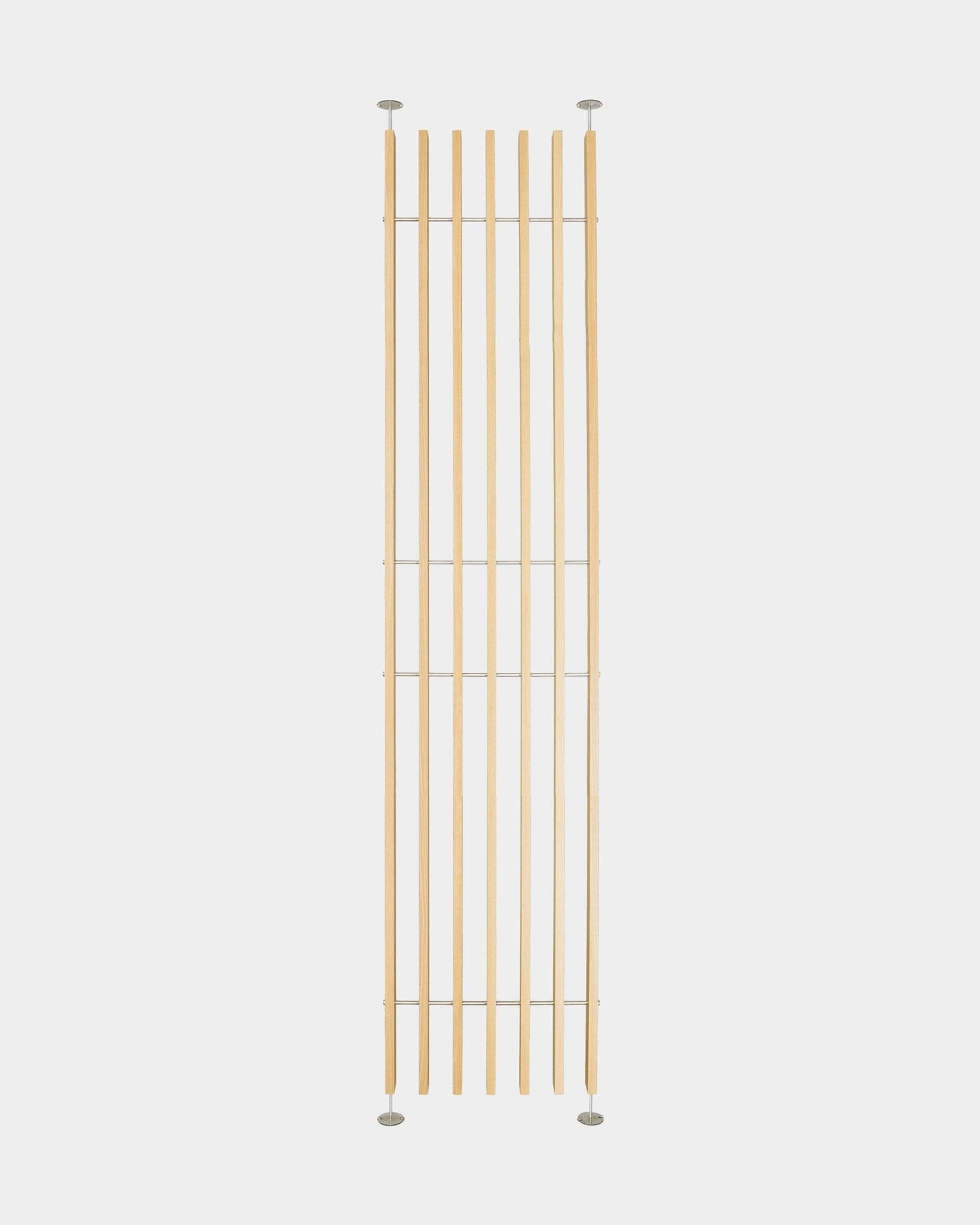 Le séparateur de pièce Embrace BM1 de WoodUpp, réglable de 286 à 302 cm, se distingue par des tasseaux en placage chêne nordique, des supports métalliques et une installation sans outils ni perçage.