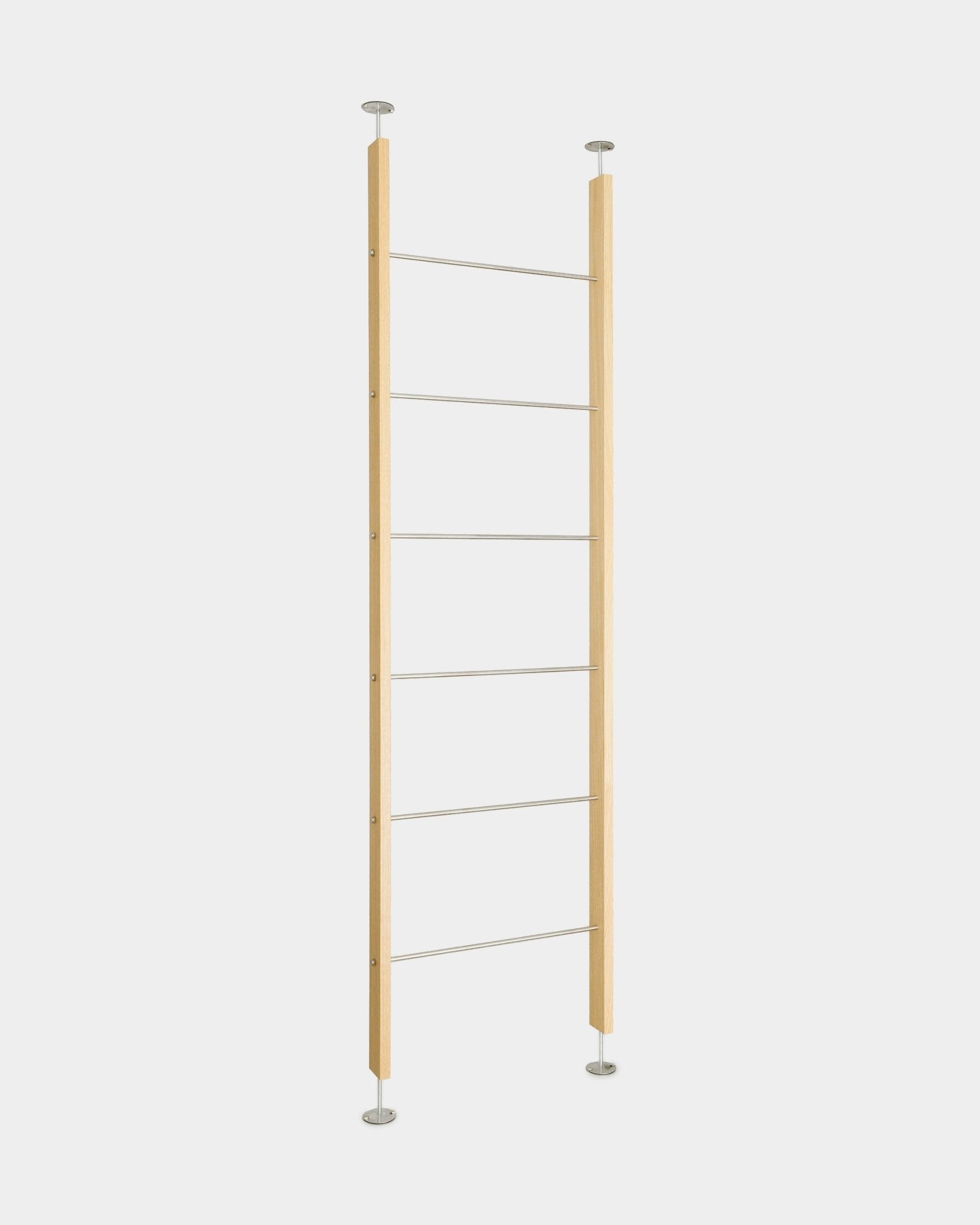 Séparateur de pièce WoodUpp Embrace BM2 (236-252 cm), une structure minimaliste nordique en bois du sol au plafond avec six barreaux en métal et des fixations rondes.