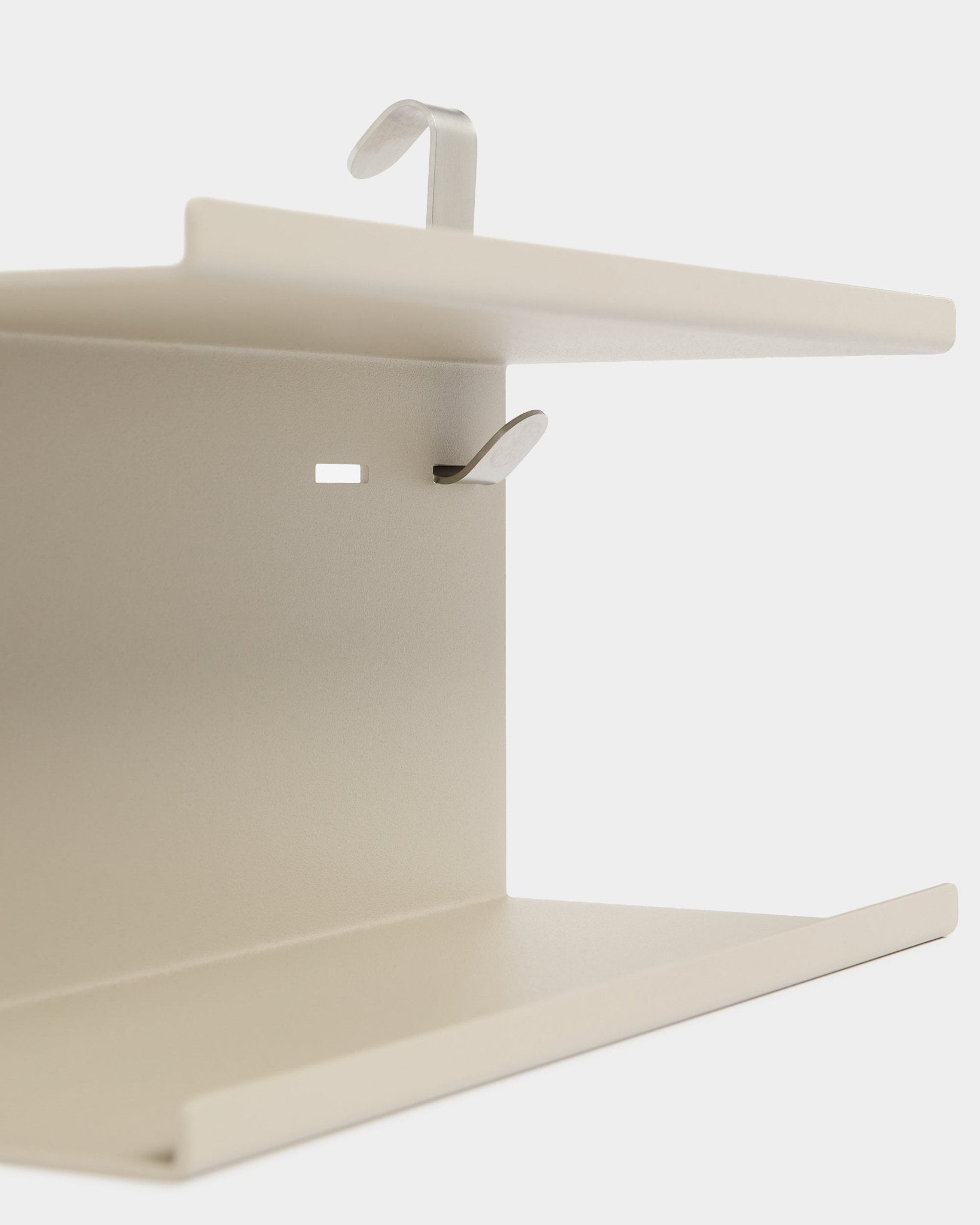 WoodUpp Create Double Metal Shelf BM1 en beige, 31,7 cm, avec deux crochets argentés et un design à double niveau, présentée sur fond blanc.