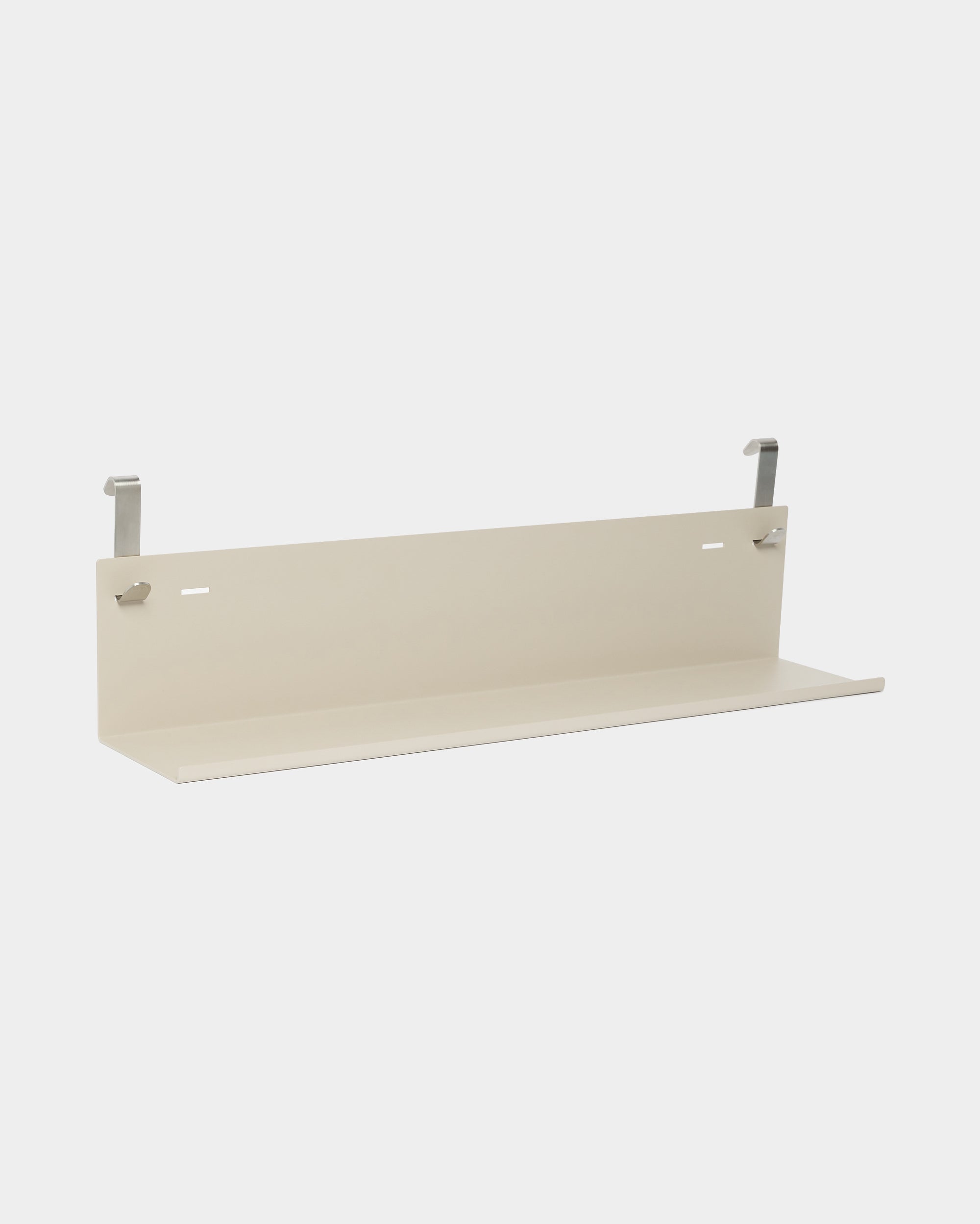 Étagère en métal WoodUpp Nell BM1 en beige, 63 x 13,4 cm, base plate avec deux supports en métal, finition thermolaquée steel, présentée sur un fond blanc uni.