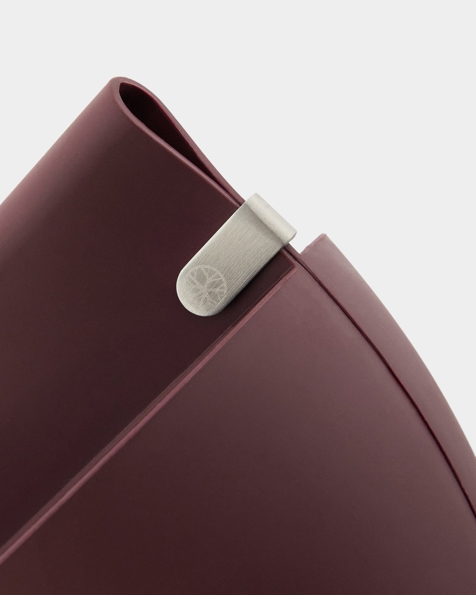 Gros plan sur le cache-pot WoodUpp Gro Soft Pocket BM2 en Ox Red, d’une capacité de 4 L, avec une attache métallique argentée et un logo gravé, sur un fond blanc uni.