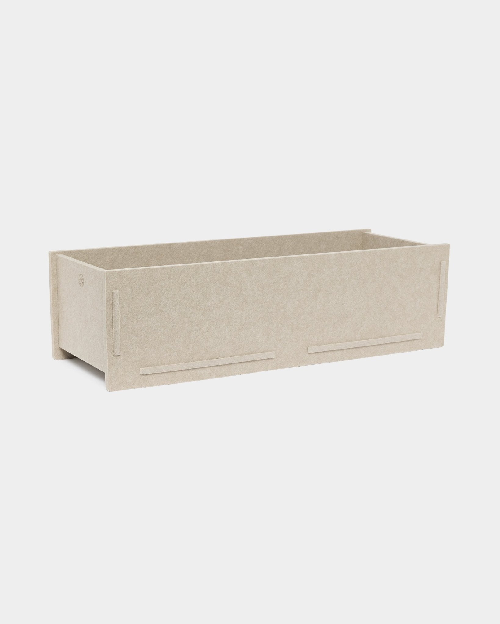 WoodUpp Vigg Felt Box BM2 en beige, un accessoire de rangement à plat en feutre PET résistant, conçu pour s’accorder avec les panneaux acoustiques en bois Akupanel.