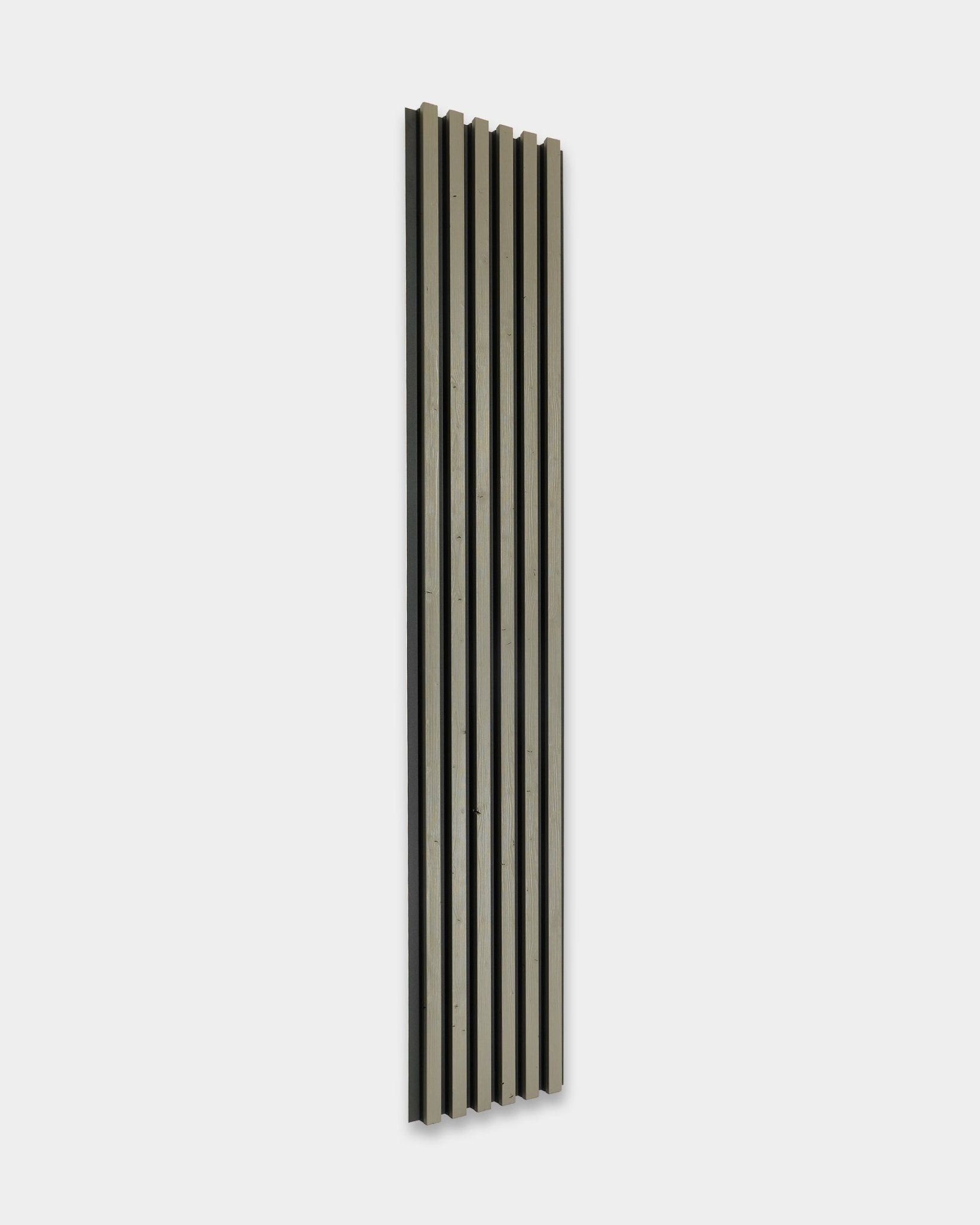Panneau de façade WoodUpp Aluwood en grey, 240 x 45,1 cm, avec des lattes alternées en épicéa nordique thermotraité grey et black, pour une installation en extérieur.