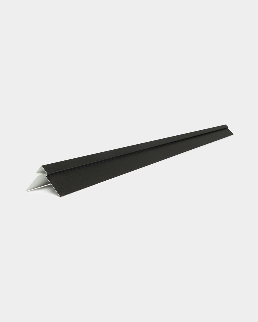 WoodUpp Aluwood angle extérieur 240 cm : profilé de panneau de façade triangulaire en aluminium black avec face inférieure blanche, présenté sur un fond blanc uni.