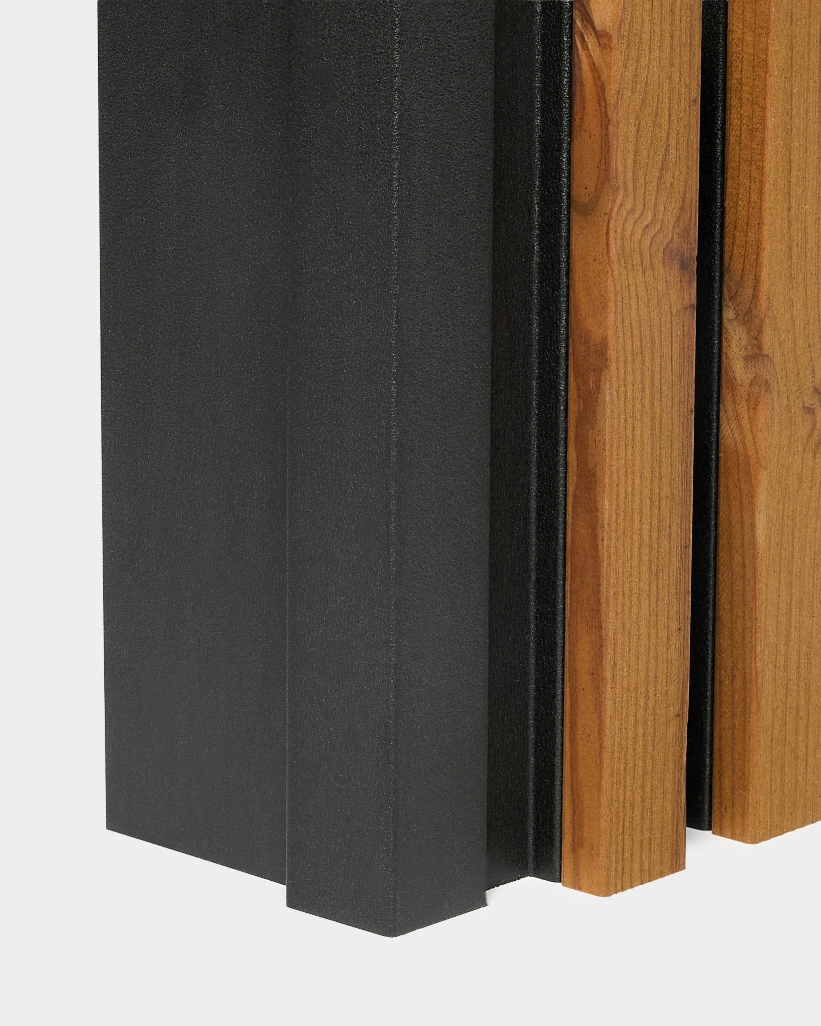 Panneau de façade Aluwood Inside Corner, 240 cm, avec black et finition thermolaquée aspect bois, présenté sur un fond blanc uni.