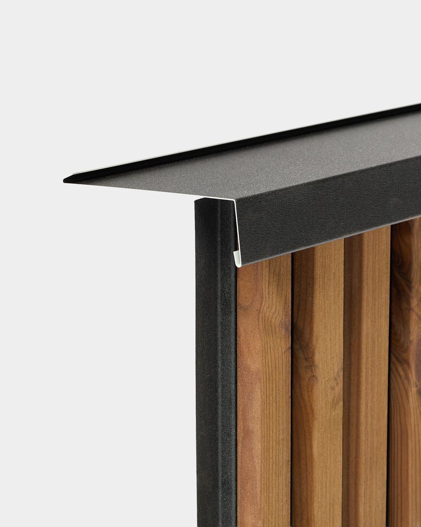 Appui de fenêtre pour panneau de façade WoodUpp Aluwood, 240 cm, avec capuchon en black thermolaqué conçu pour protéger les clôtures extérieures à lattes en bois contre les infiltrations d’eau.