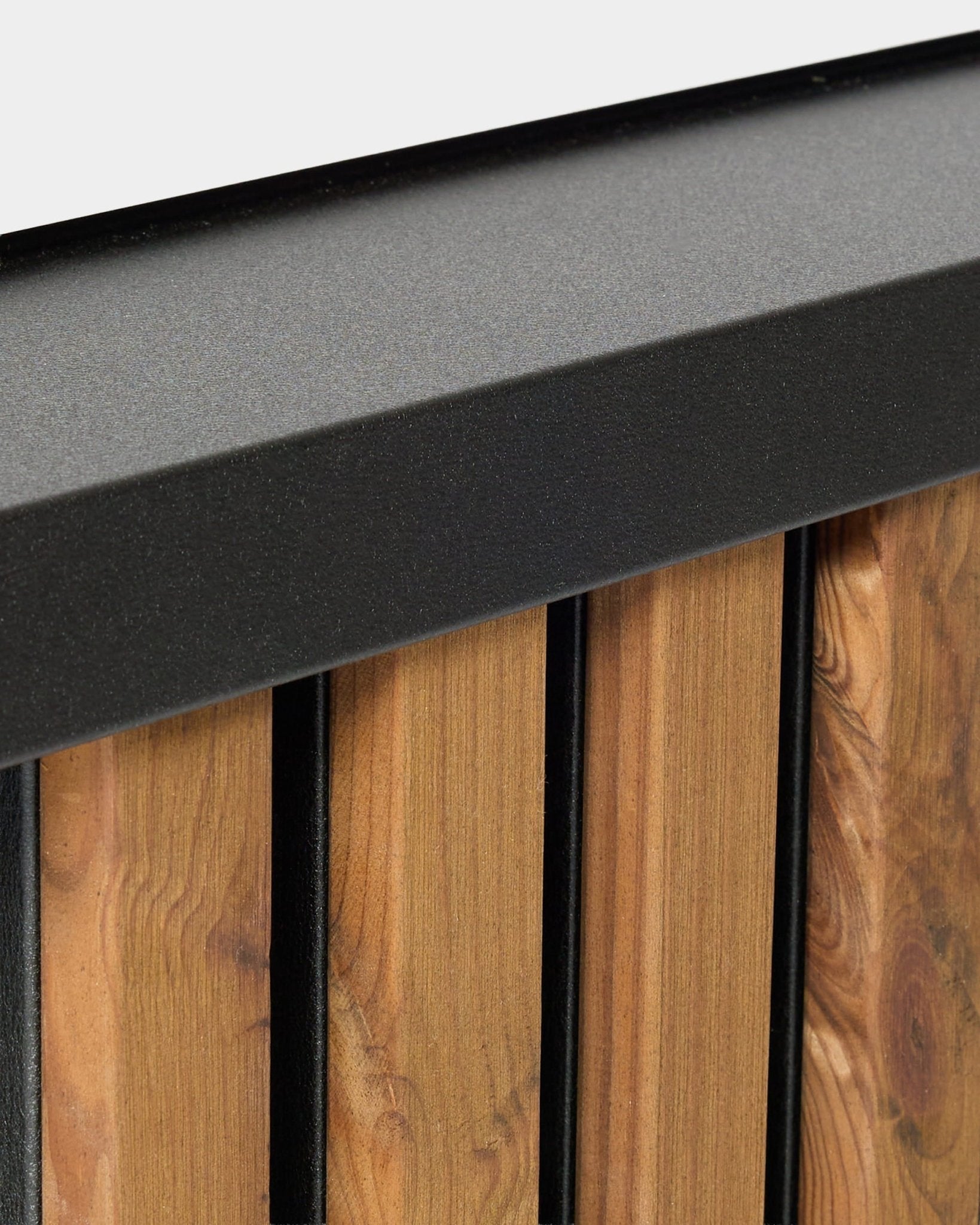 Gros plan sur l’appui de fenêtre du panneau de façade WoodUpp Aluwood, 240 cm, avec des lattes en bois vertical et une finition en aluminium thermolaqué pour un usage extérieur.