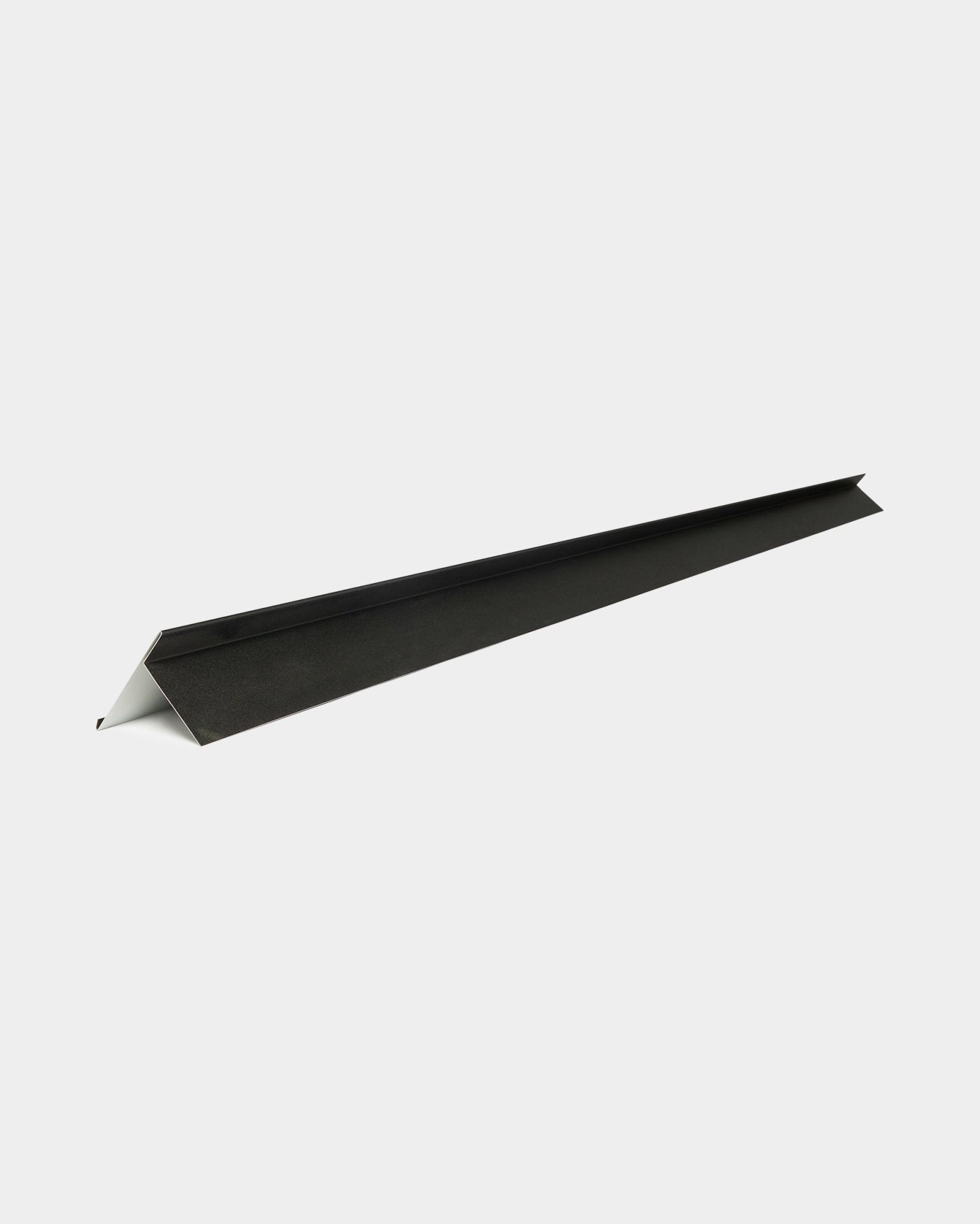 Profilé de finition de recouvrement WoodUpp Aluwood, 240 cm, en aluminium black avec face inférieure blanche, orienté en diagonale sur fond blanc. Pour les panneaux de façade extérieurs.