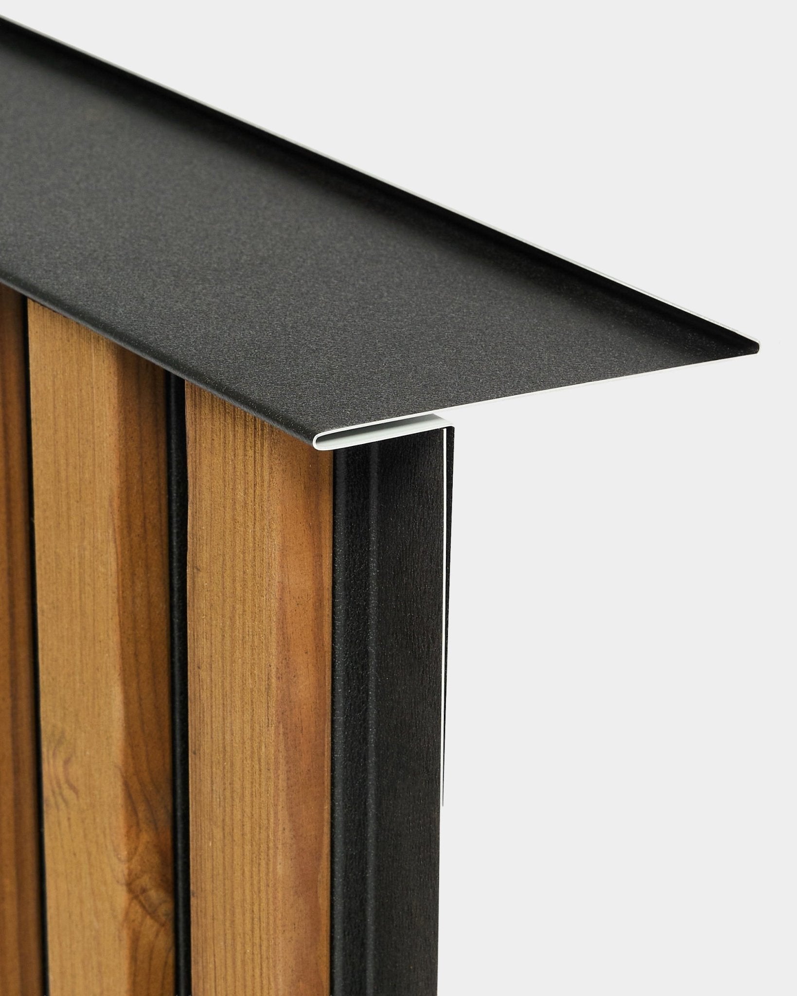 Gros plan du profilé de pose pour panneau de façade WoodUpp Aluwood (240 cm), monté sur des lattes vertical, mettant en valeur le détail et la finition sur fond blanc.