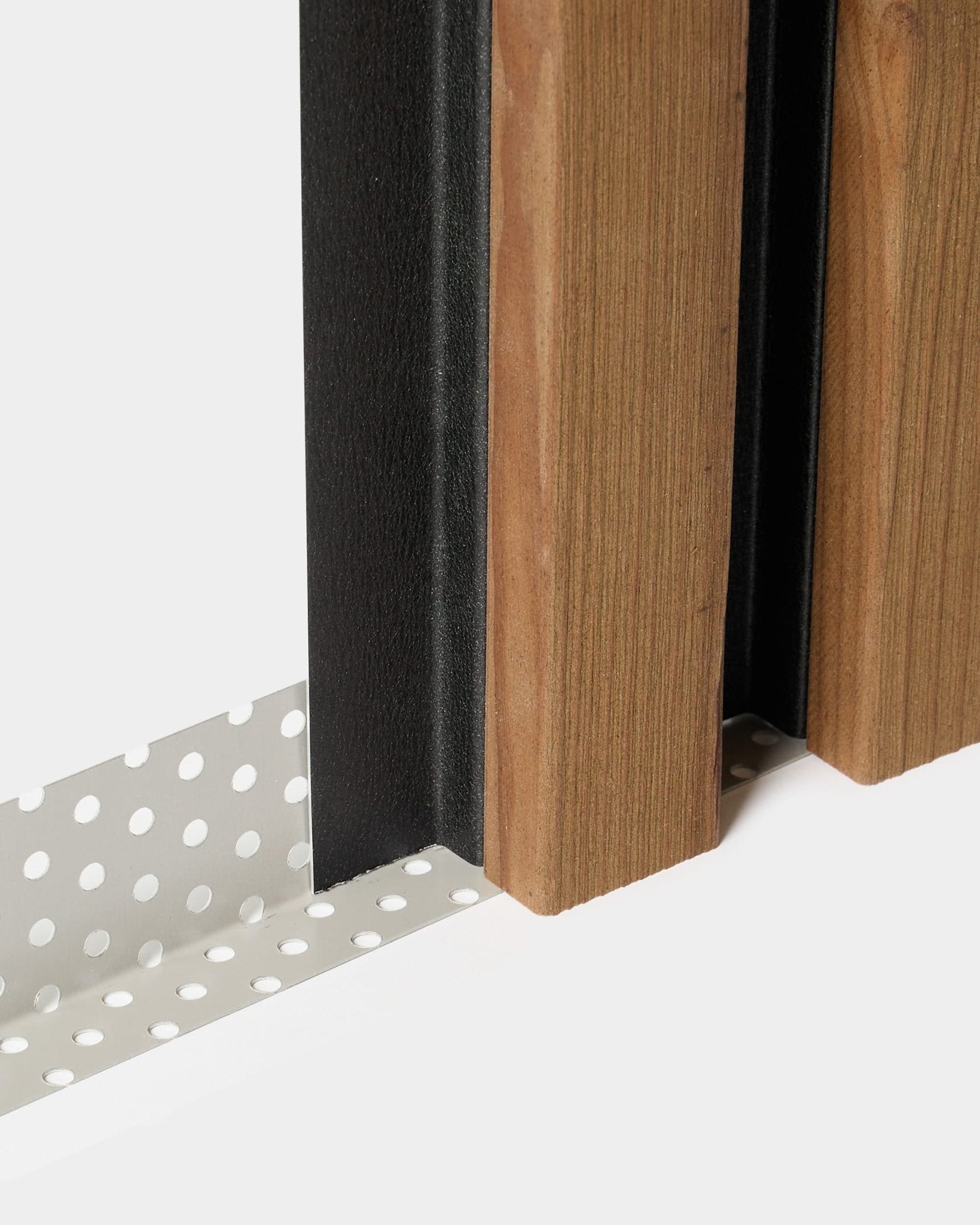 Gros plan sur une installation WoodUpp Aluwood : moustiquaire de 240 cm à côté de lattes de façade en bois vertical et d’un panneau black sur fond blanc.