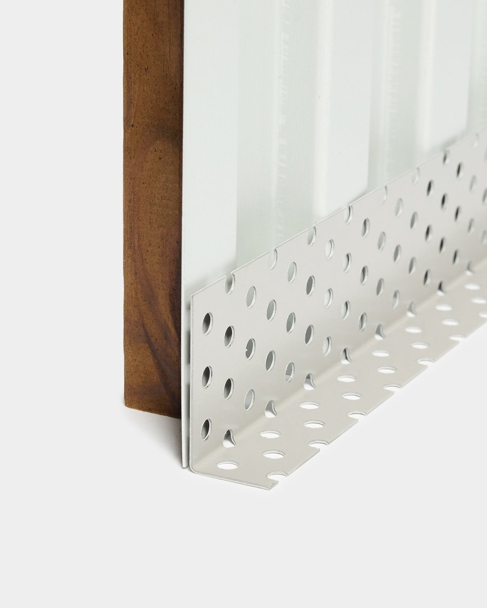 Gros plan sur un accessoire d’installation pour panneaux de façade Aluwood : cornière d’angle métallique avec perforations rondes large, conçue pour les lames d’air ventilées, longueur 240 cm.