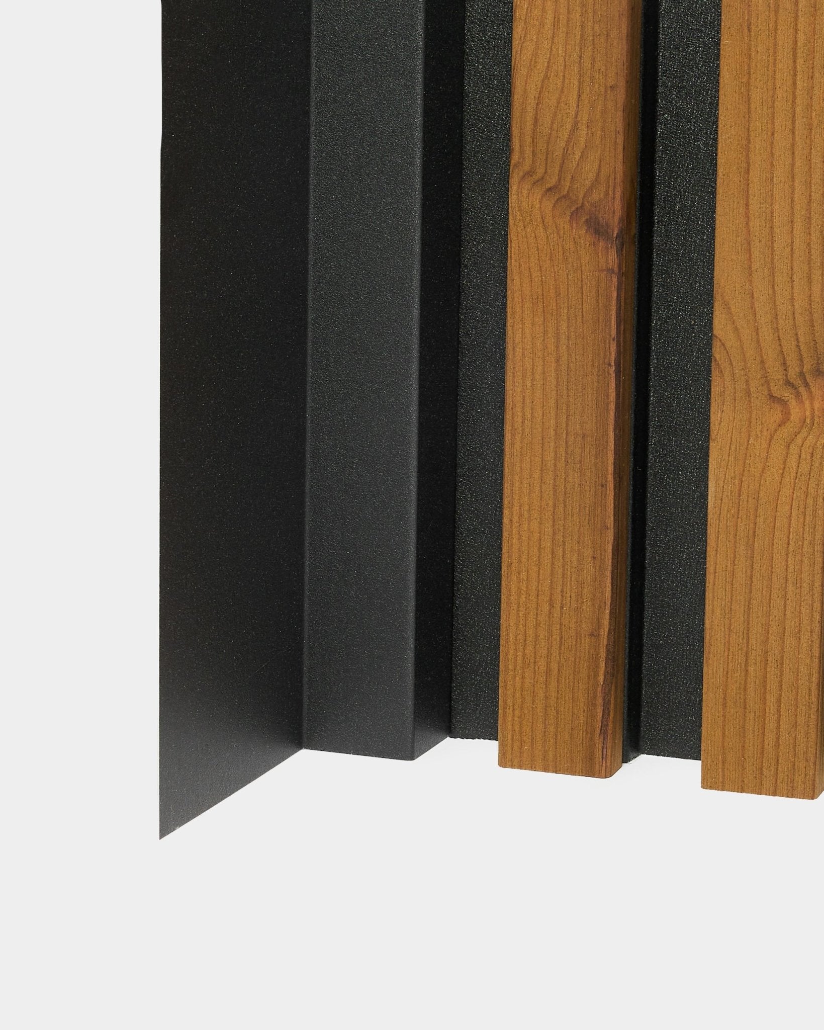 Gros plan sur l’installation d’un panneau de façade WoodUpp Aluwood, montrant vertical black et des lattes en bois avec un profilé d’angle de finition en aluminium de 240 cm.