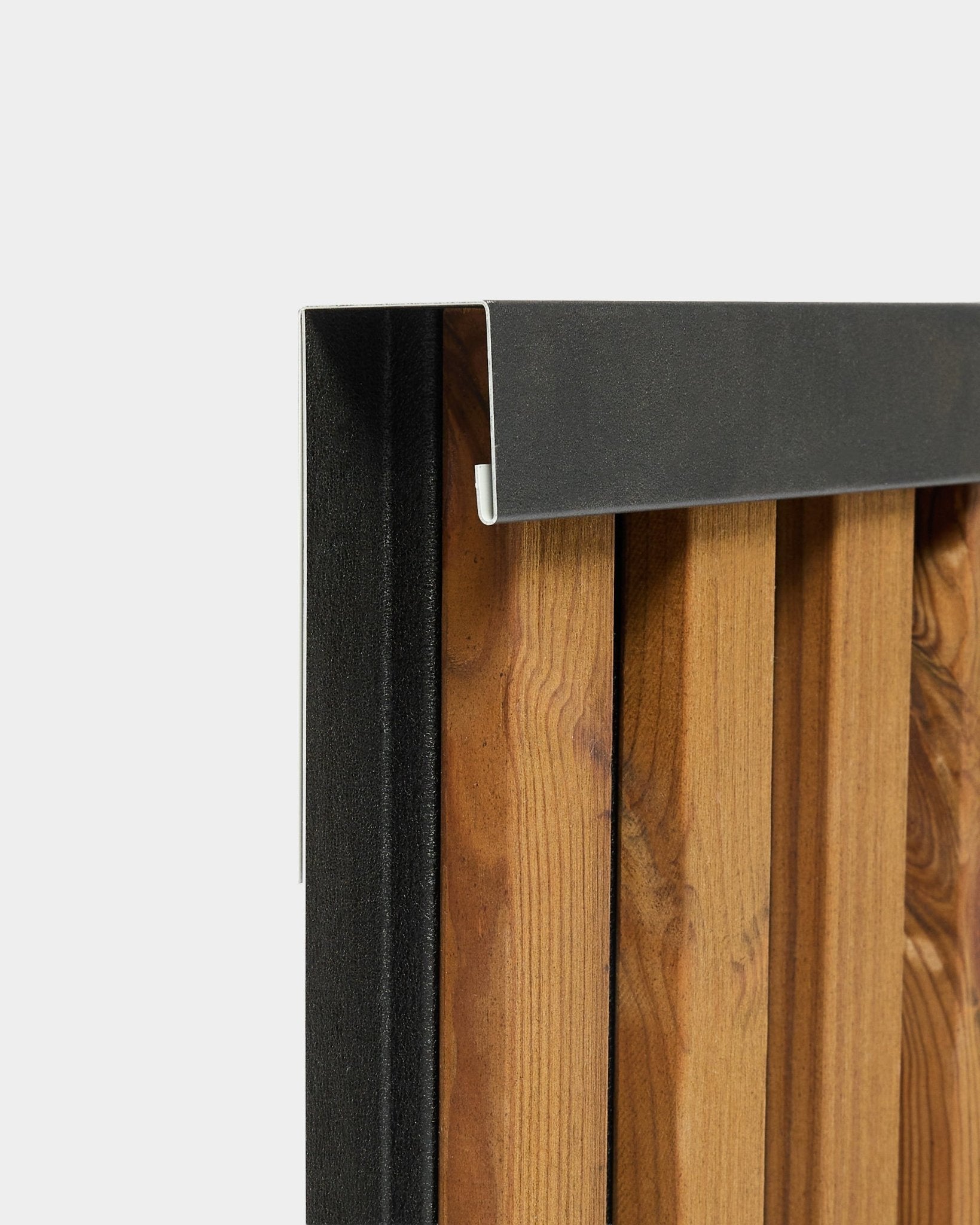 Gros plan sur le profilé de finition WoodUpp Aluwood 240 cm avec un bord en aluminium black pour panneaux de façade extérieurs, présenté sur fond blanc.