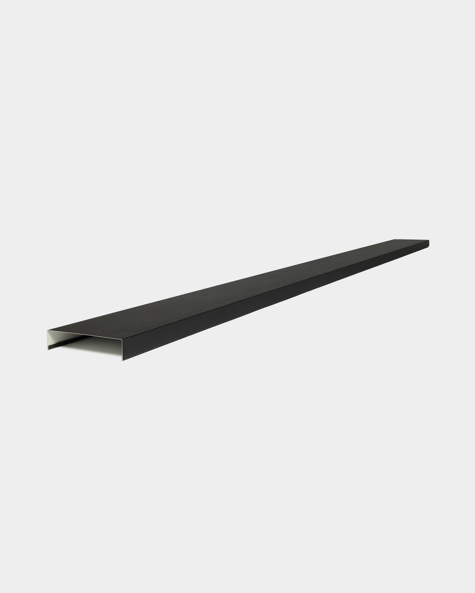Couvre-mur de façade WoodUpp Aluwood Level, 240 cm x 20 cm, en aluminium thermolaqué black avec dessous ouvert, présenté sur un fond blanc uni.