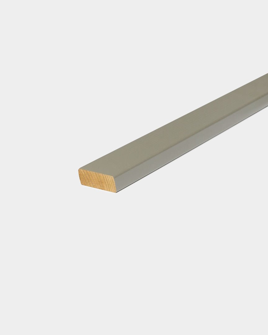 Panneau de façade Lamella WoodUpp Aluwood/Grey, 240 x 4 x 1,8 cm, avec brown clair lisse et finition grey, conçu pour habiller les angles extérieurs dans les extérieurs nordiques.