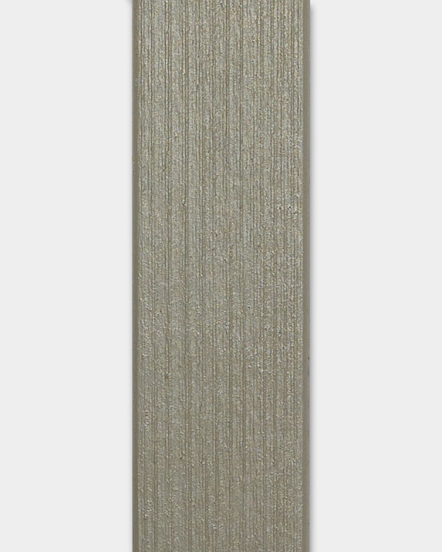 Panneau de façade Lamella WoodUpp Aluwood Grey, 240 x 4 x 1,8 cm, avec rainures vertical et fond blanc uni, conçu pour une pose sur angle extérieur.