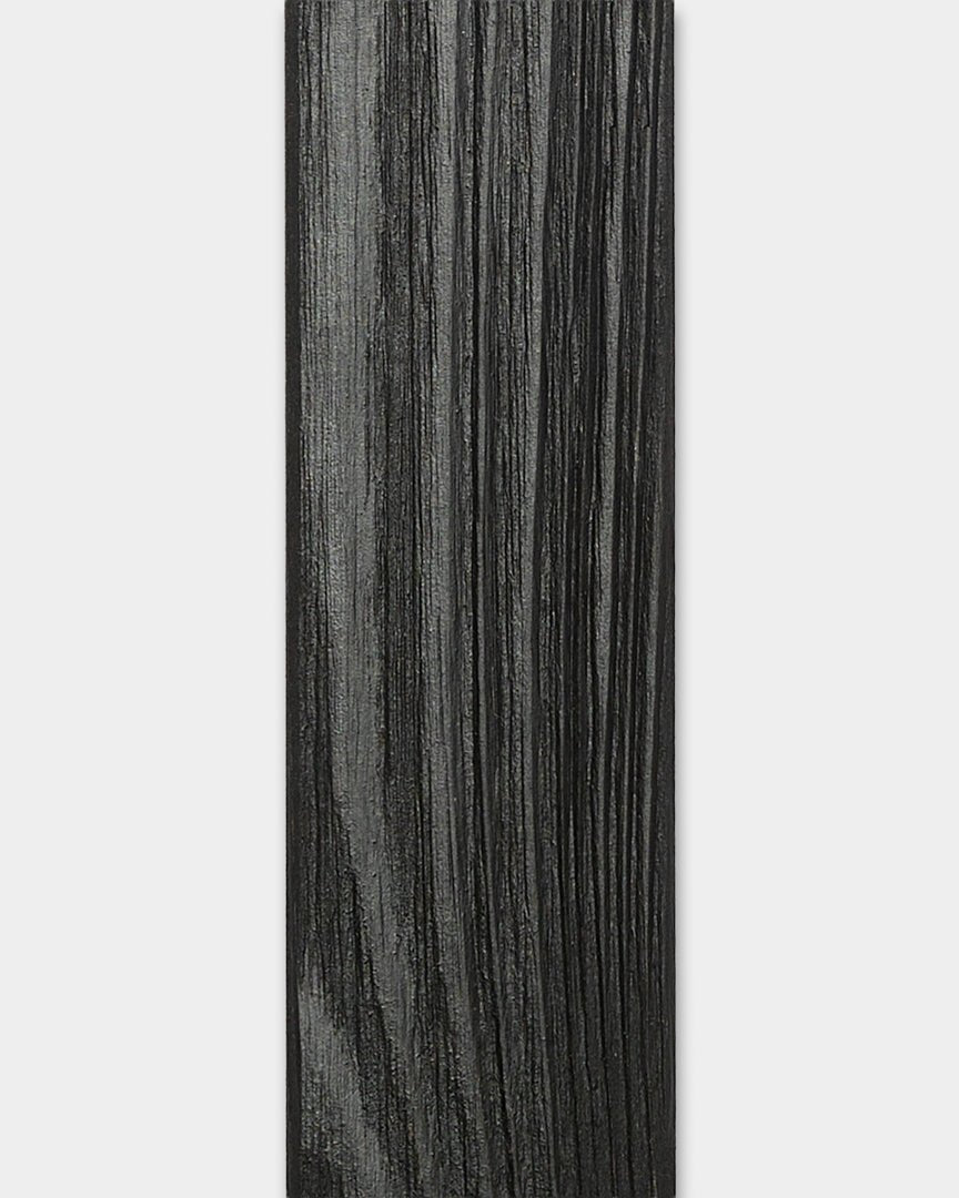 Panneau de façade Lamella WoodUpp Aluwood Black (240 x 4 x 1,8 cm) avec finition texturée, conçu pour habiller les angles extérieurs des murs.