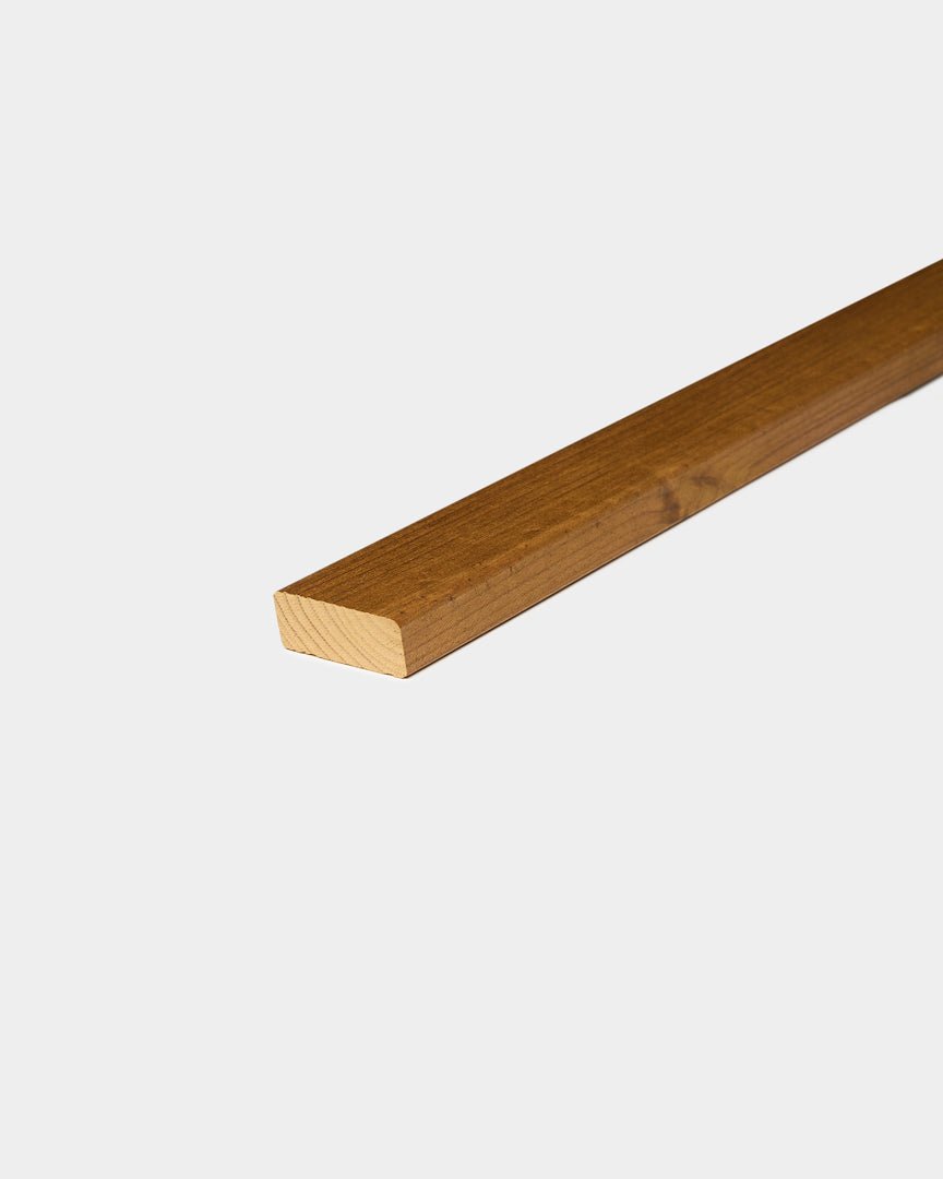 Lamelle de façade WoodUpp Aluwood huilée Brown (240 x 4 x 1,8 cm), présentée comme une pièce d’angle extérieur avec une finition lisse sur fond blanc.
