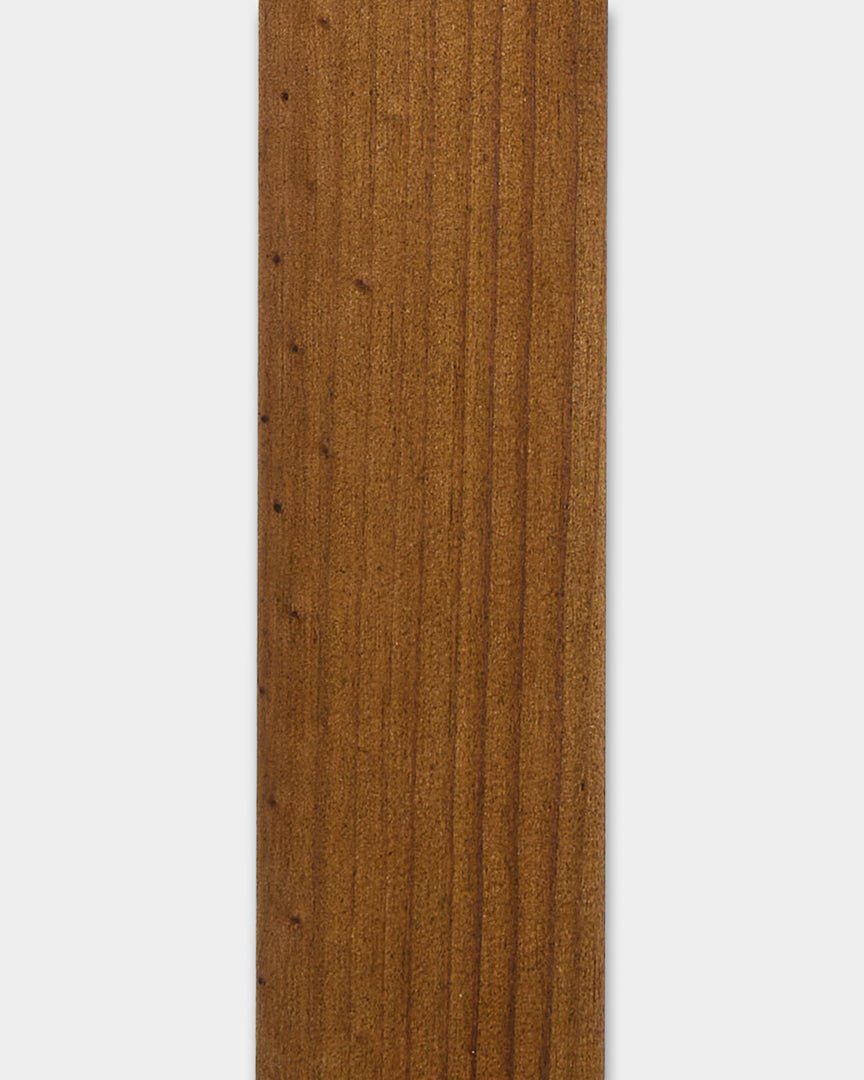 Panneau de façade à lamelles WoodUpp Aluwood huilé Brown (240 x 4 x 1,8 cm) pour les murs de la maison ou les angles extérieurs, avec une finition lisse au veinage du bois visible.