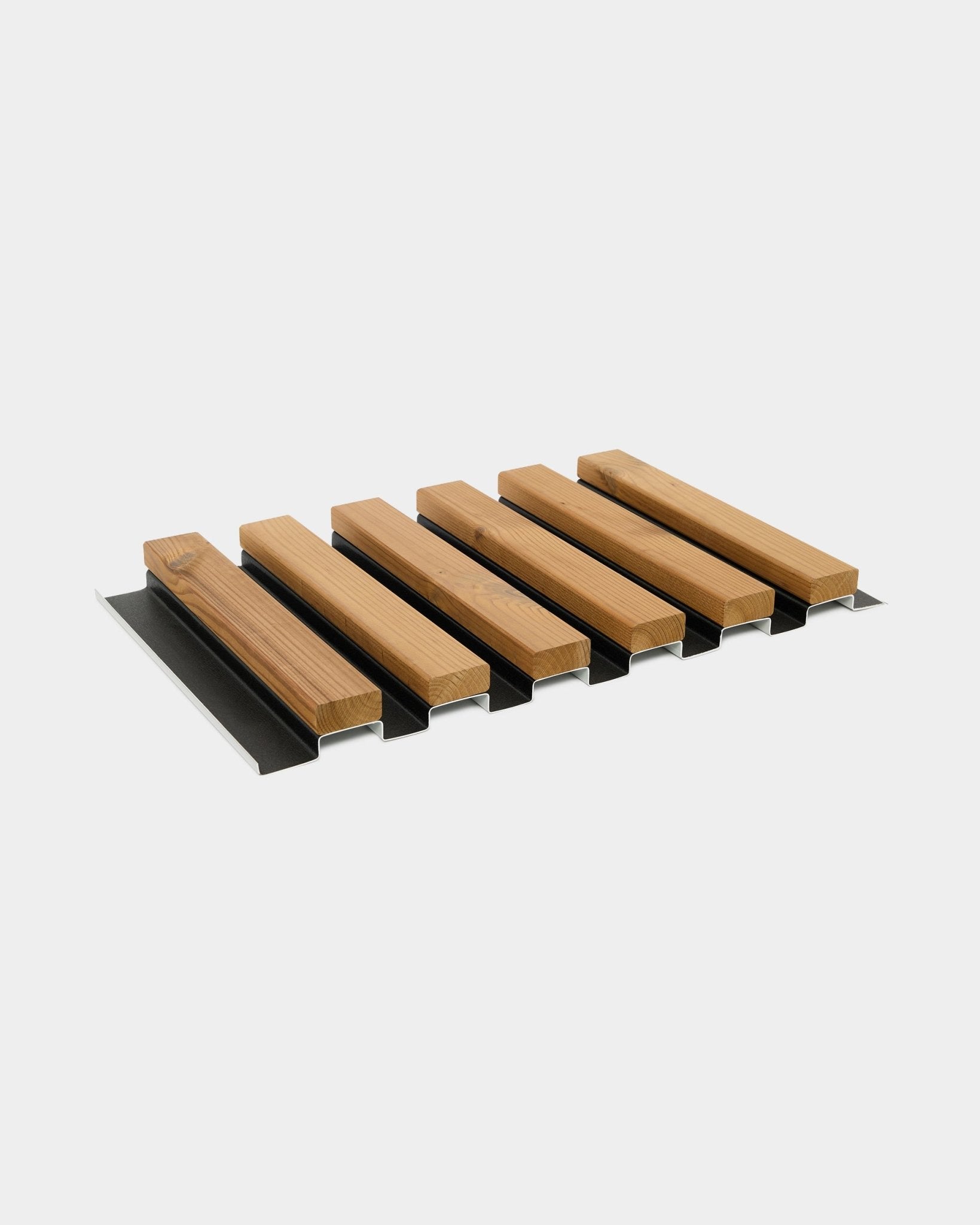Échantillon de panneau de façade Aluwood par WoodUpp, finition brown, 45,7 x 27 cm, avec alternance de lattes en bois et de bandes métalliques black sur fond blanc.