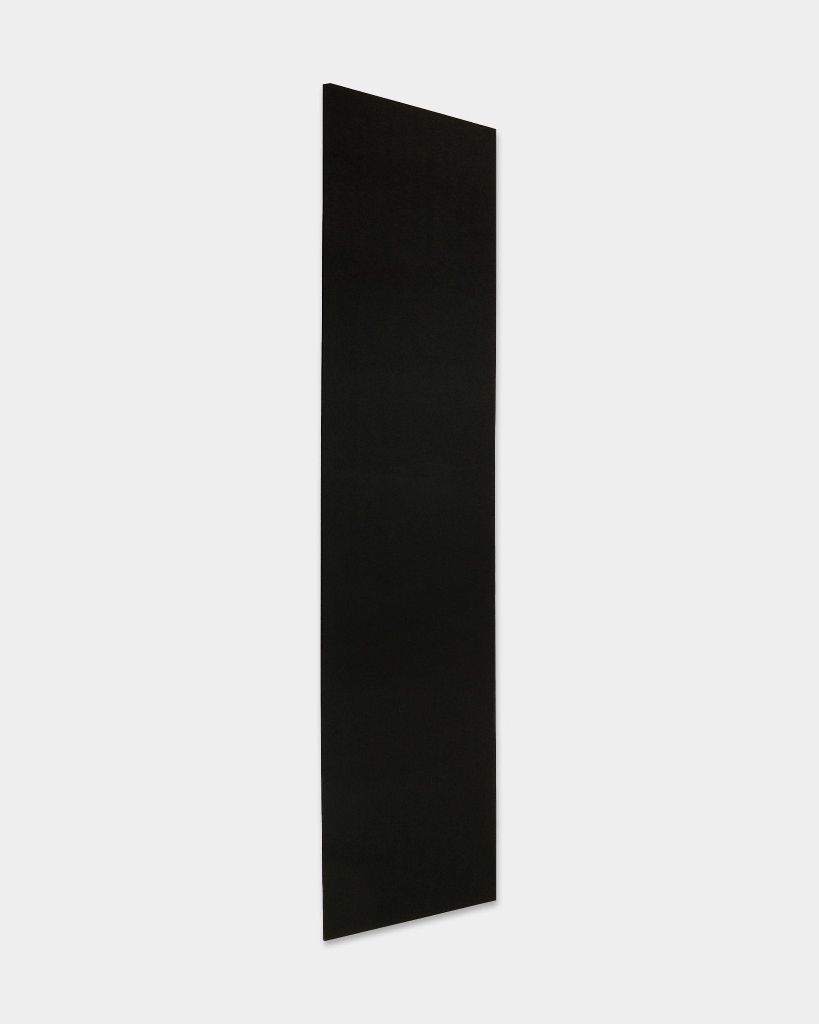 WoodUpp Akupanel Panneau acoustique en finition feutre/Black (240,1 x 59,8 cm) se tient à la verticale sur un fond blanc uni, mettant en valeur son design minimaliste nordique.