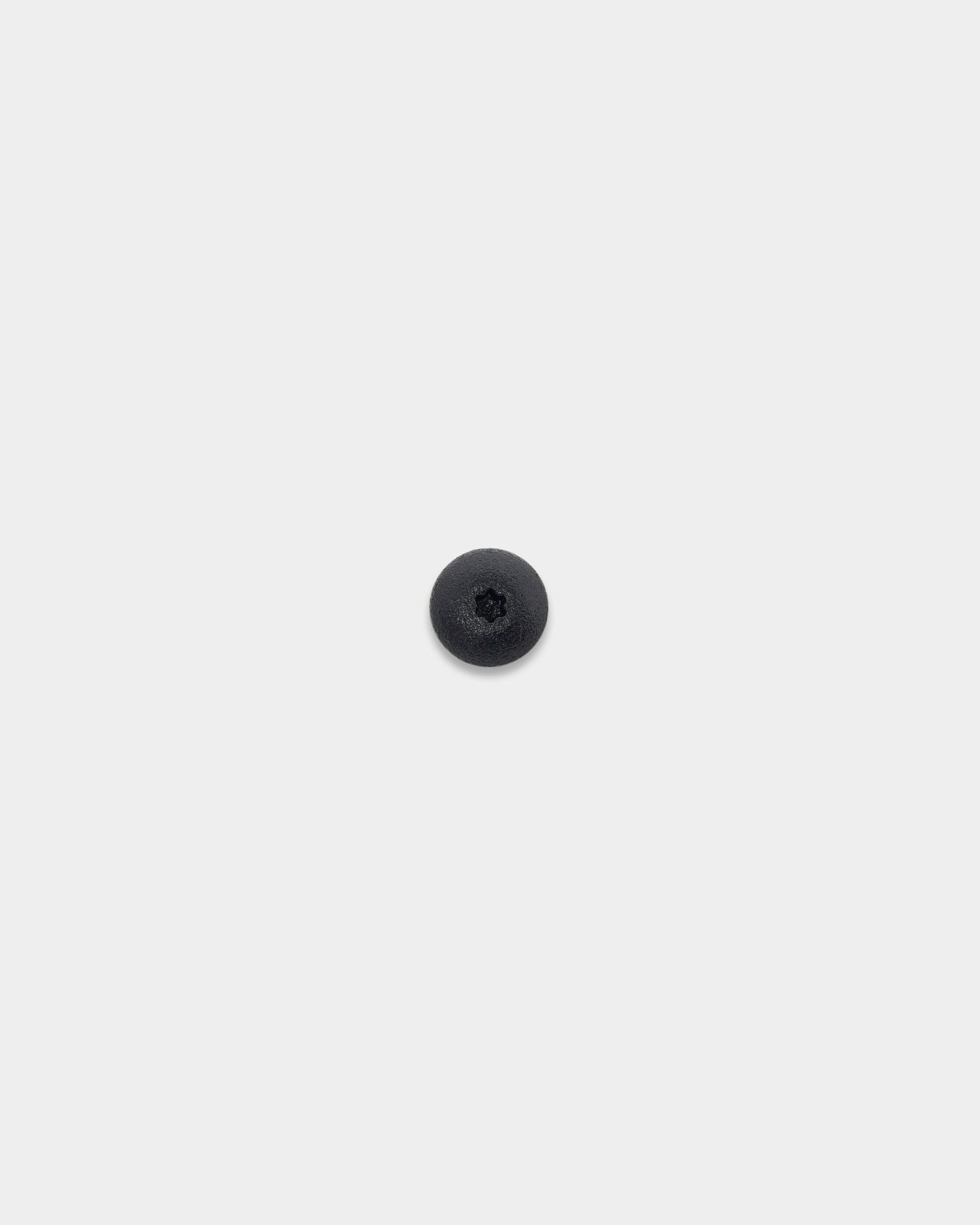 WoodUpp Front Screw for Wood (4,8x35, black, rondelle Ø9,5) centrée sur un fond blanc uni ; accessoire pour les panneaux acoustiques Akupanel.
