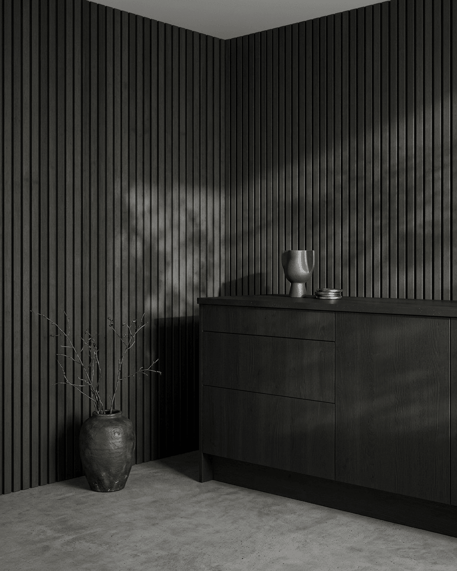 Pièce minimaliste avec WoodUpp Akupanel Panneau acoustique en frêne Black et feutre black, complétée par des éléments de décoration scandinave et des touches en céramique.