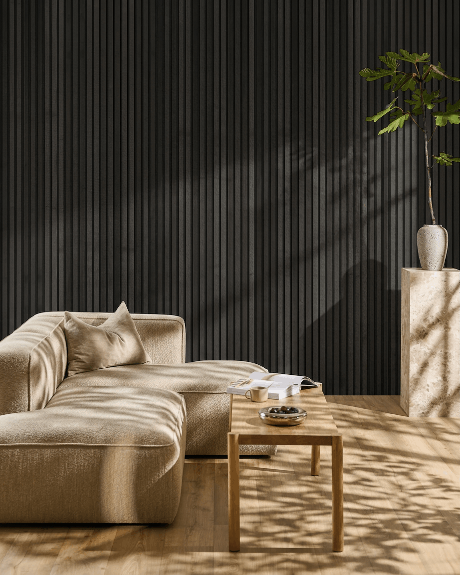 Salon minimaliste avec un canapé beige, une table basse en bois et WoodUpp Akupanel Panneau acoustique en frêne Black, utilisé comme mur d’accent d’inspiration scandinave.