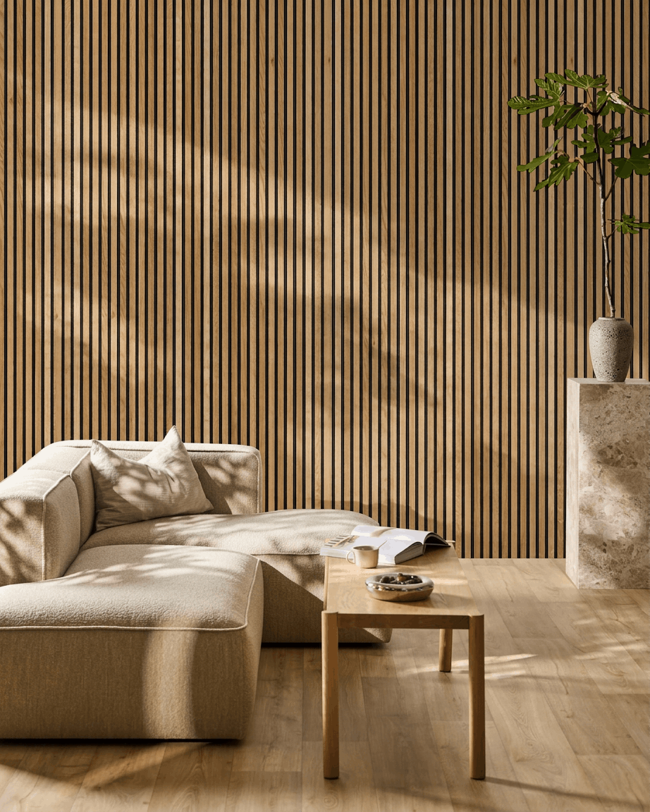 Salon de style scandinave avec un canapé d’angle beige, WoodUpp Akupanel Panneau acoustique en chêne Rustic Brown sur le mur, une table en bois small et une grande plante.