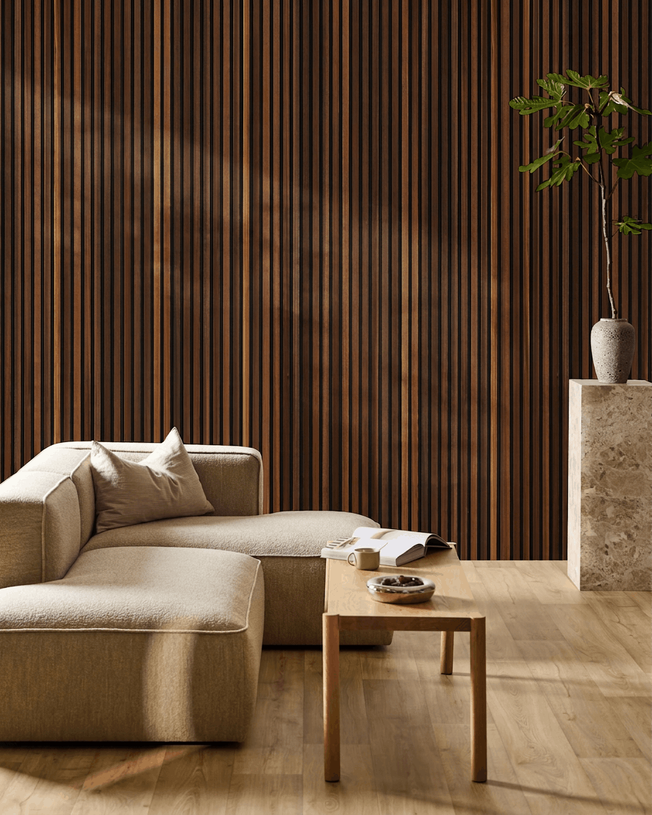 Salon minimaliste avec un canapé beige, une table basse avec un livre ouvert, une grande plante, et un panneau acoustique mural en bois WoodUpp Akupanel en mélèze fumé.