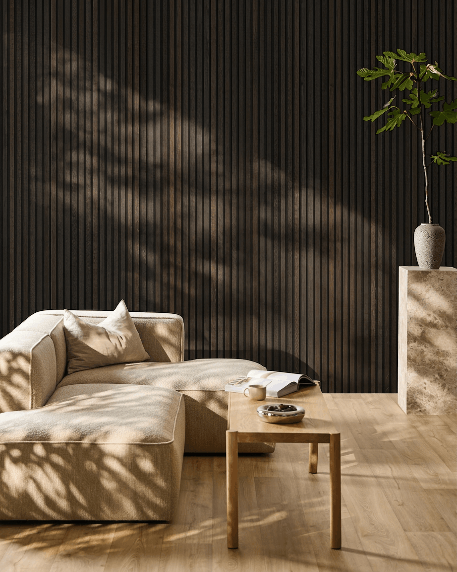 Salon minimaliste avec un canapé beige, une table en bois et une plante ; il présente le Akupanel Panneau acoustique de WoodUpp en <span data-glossary-id="">Rustic</span> Smoked Oak sur le mur.