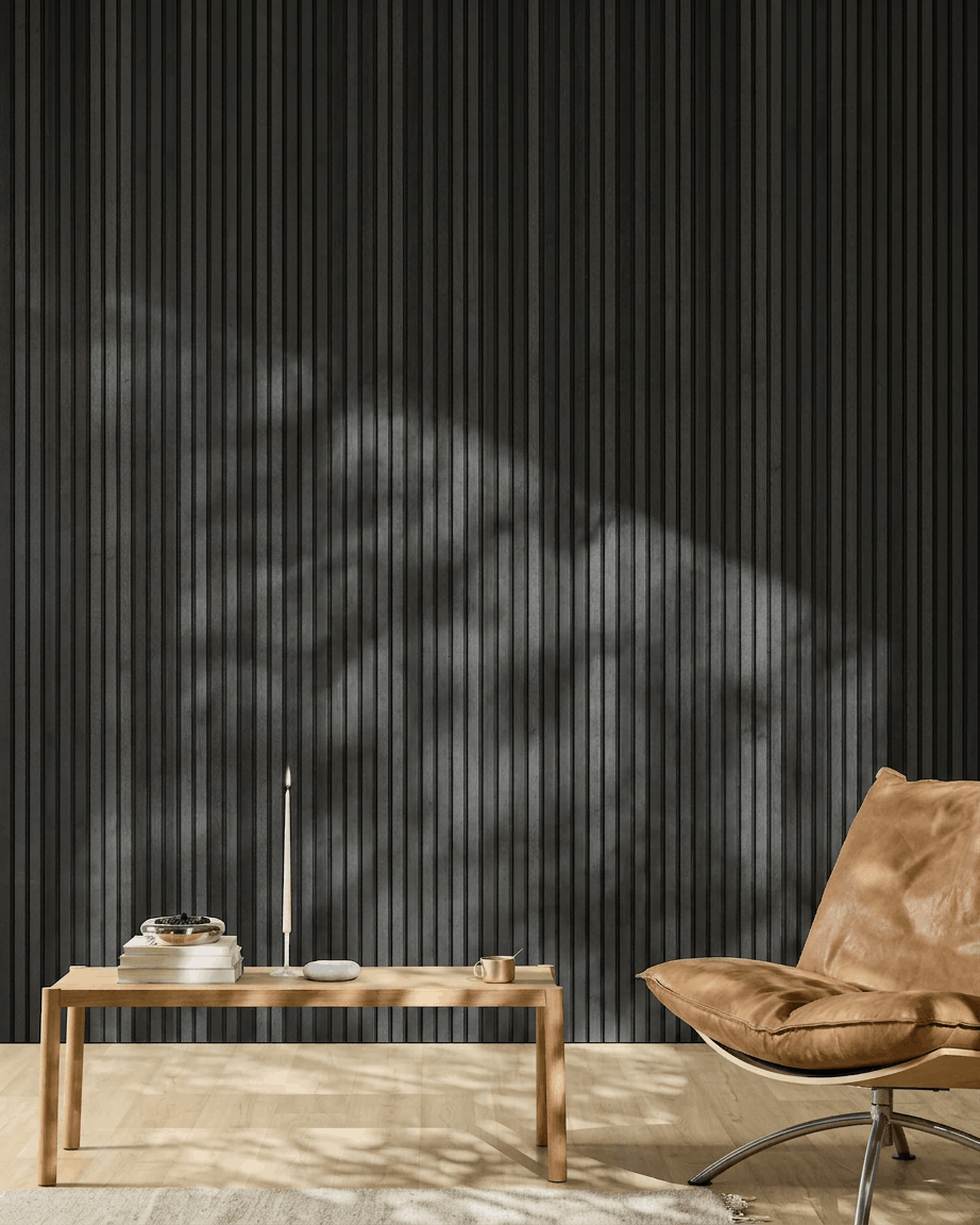 Intérieur minimaliste avec un fauteuil en cuir brown, une table basse et un WoodUpp Akupanel Panneau acoustique en frêne Natural Wood/Black, 300x60 cm.