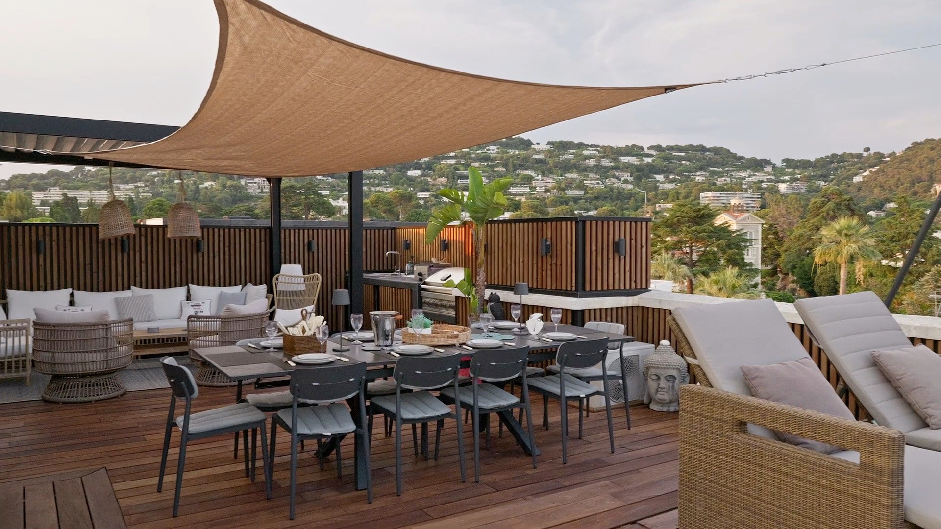 Aluwood aluminium slat cladding in wood finish on rooftop terrace balustrade