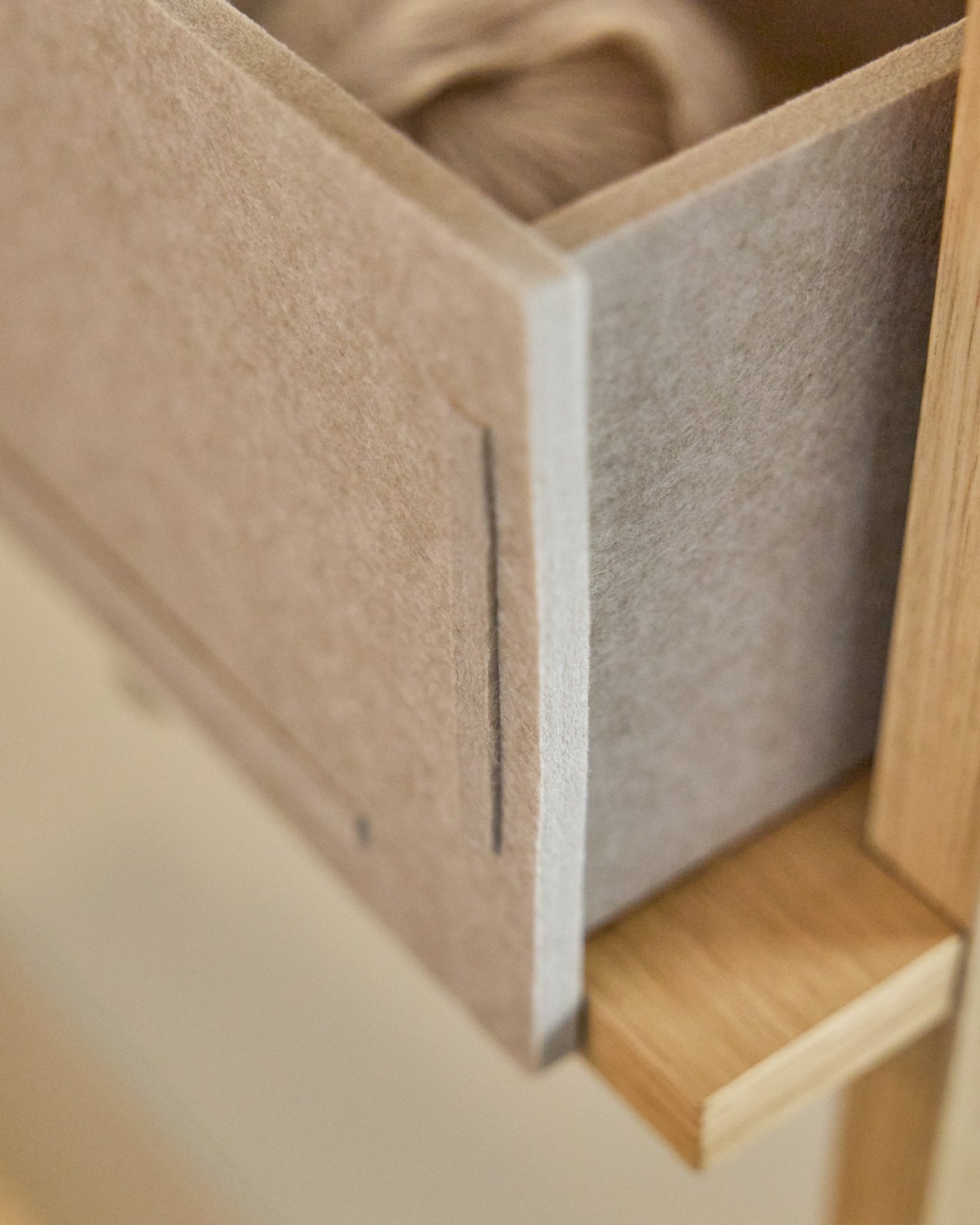 La Vigg Felt Box / BM2 en Beige de WoodUpp, un tiroir en feutre PET avec cadre en bois, conçu pour un rangement aux tons neutres et compatible avec les systèmes Akupanel.